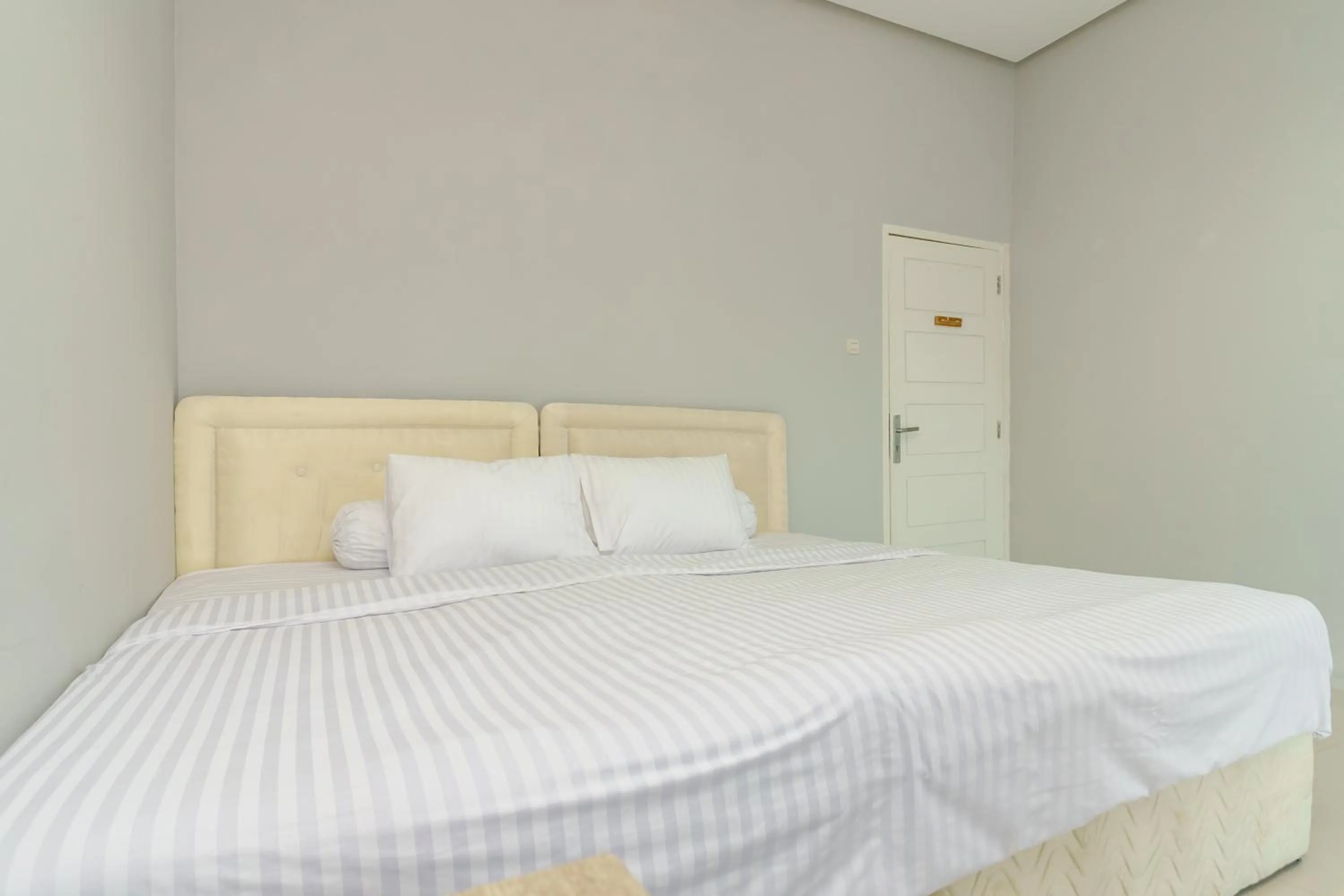 Bed in RedDoorz Syariah near UNSOED