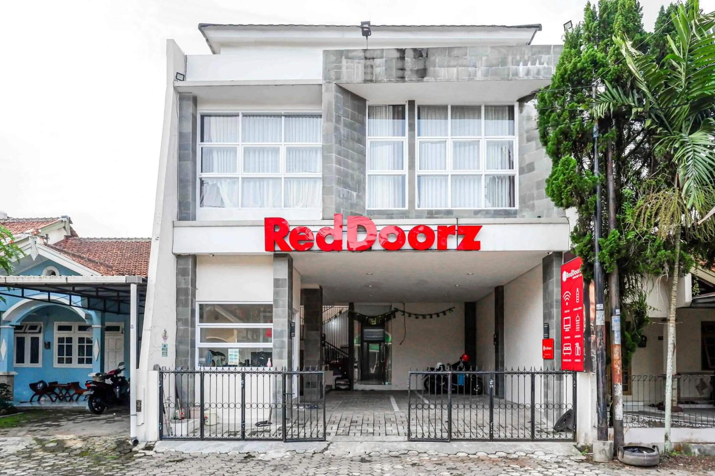 Facade/entrance in RedDoorz Syariah near UNSOED
