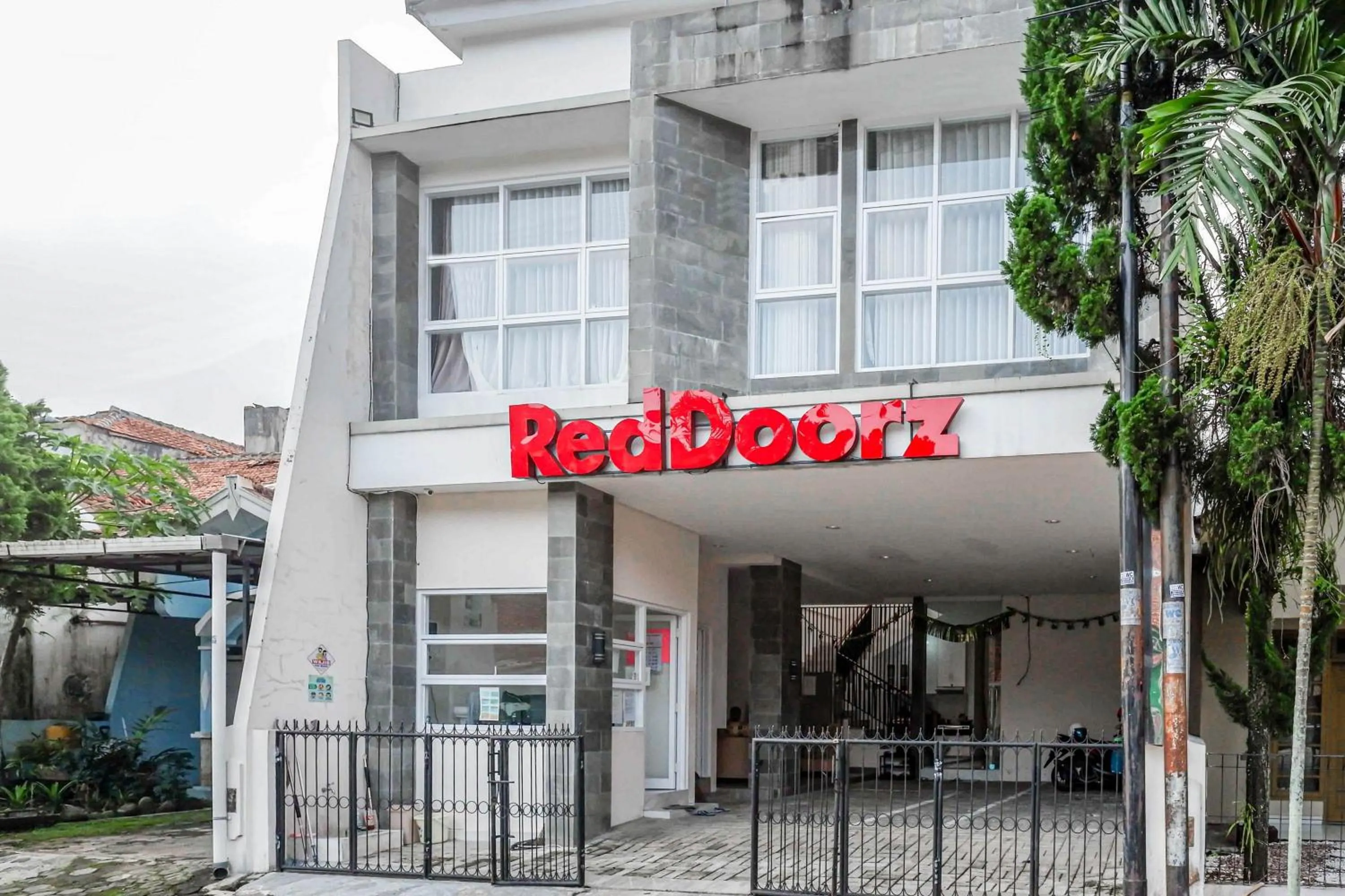 Facade/entrance in RedDoorz Syariah near UNSOED