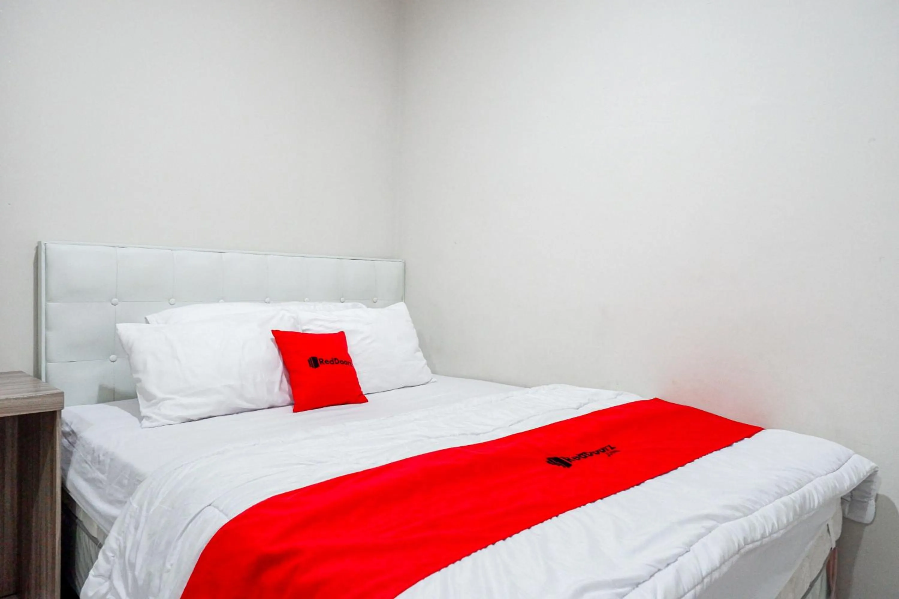 Bedroom, Bed in RedDoorz Syariah near UNSOED