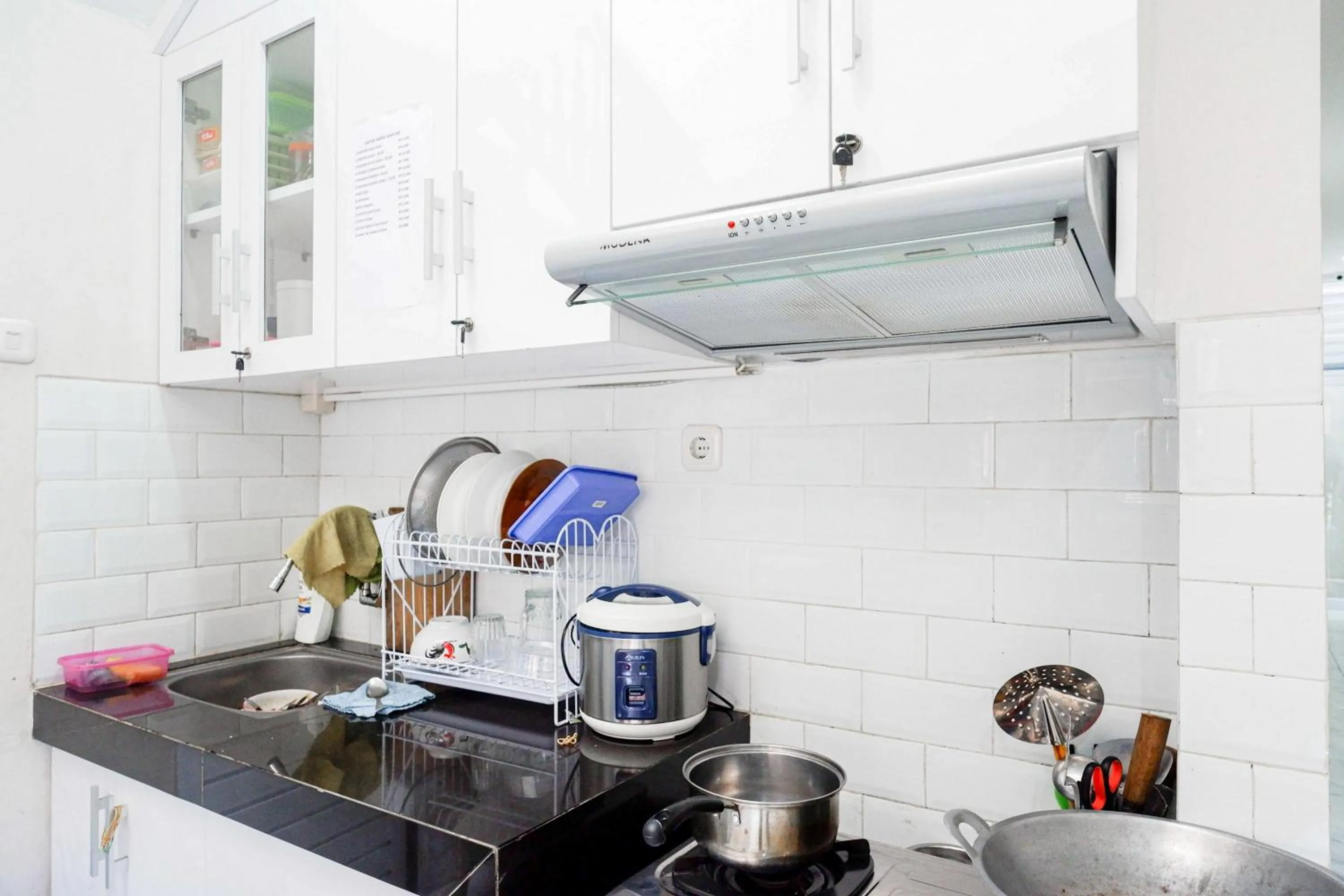 Kitchen or kitchenette in RedDoorz Syariah near UNSOED