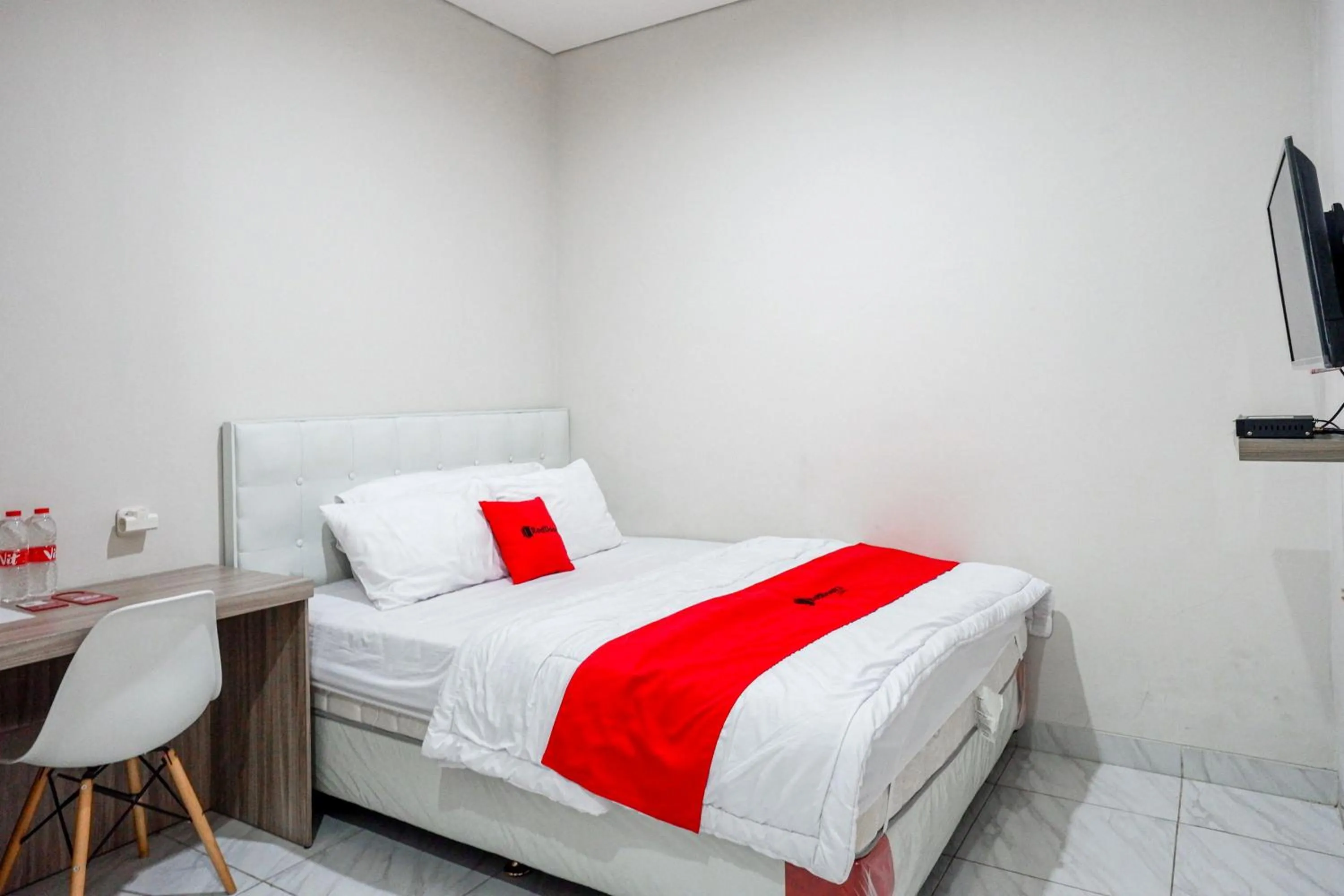Bedroom, Bed in RedDoorz Syariah near UNSOED