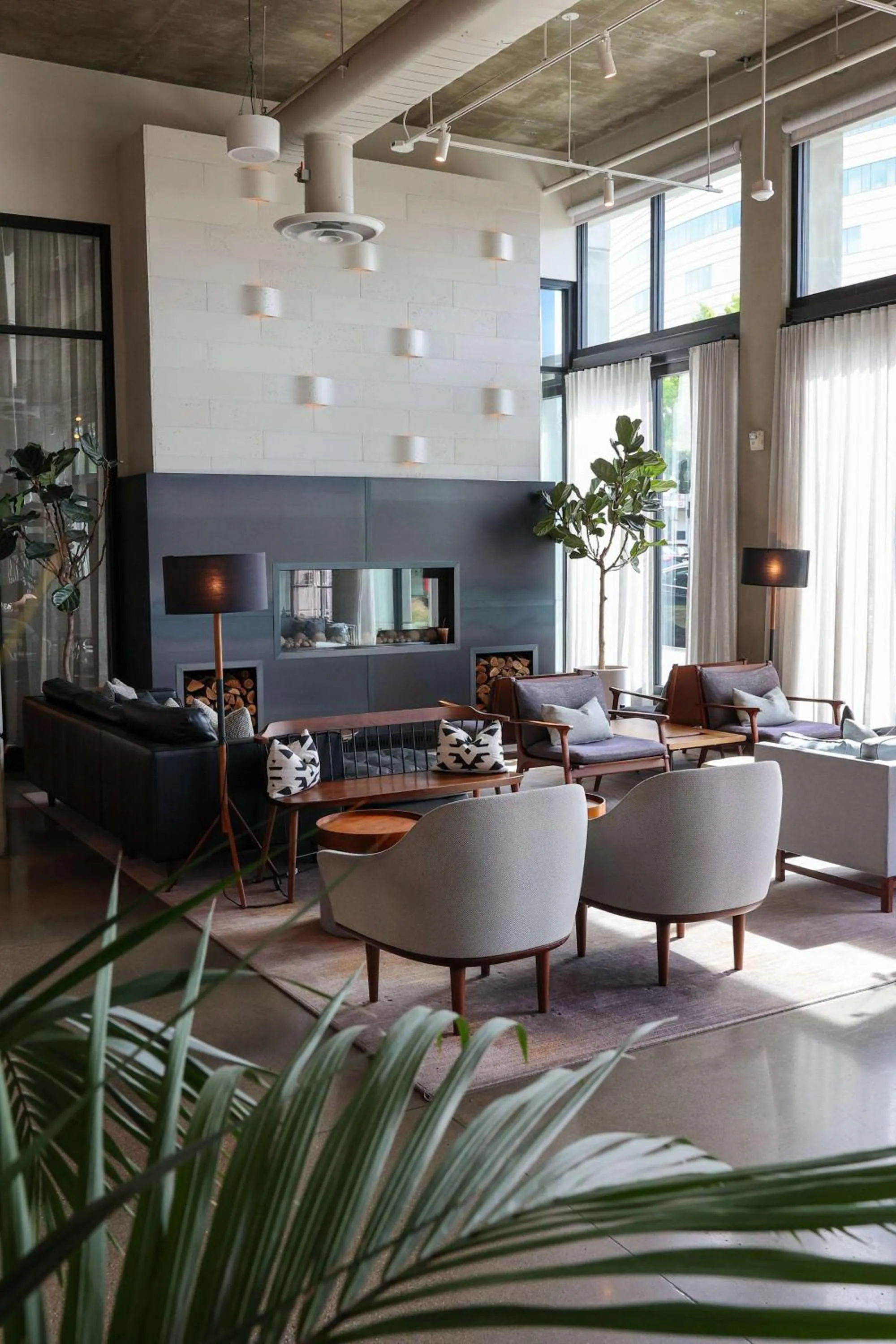 Lobby or reception in Tapestry By Hilton The Fort Sutter Hotel Sacramento, Ca