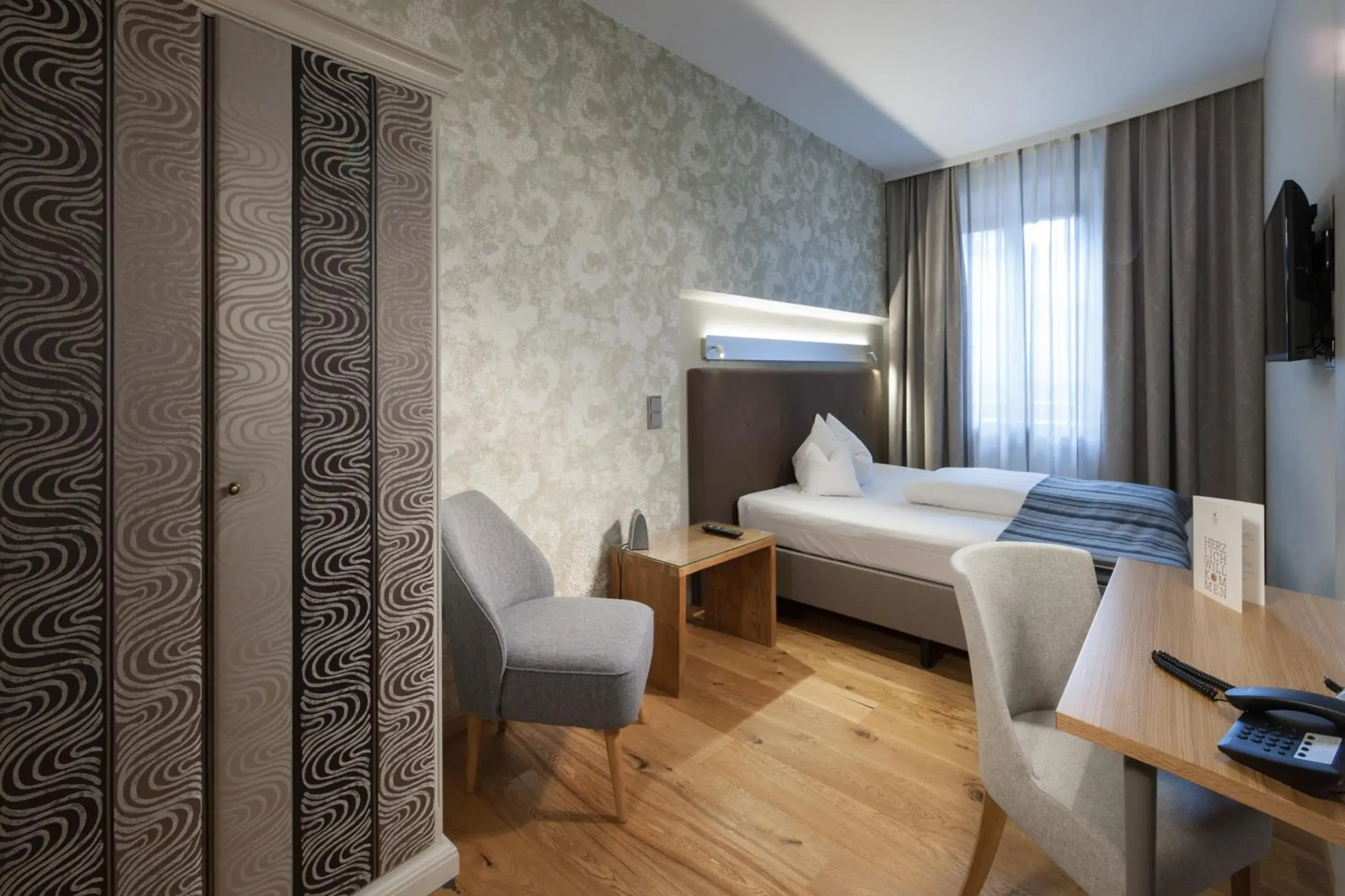 Queen Room - single occupancy in Hotel Goldene Sonne Queen Room - single occupancy in Hotel Goldene Sonne