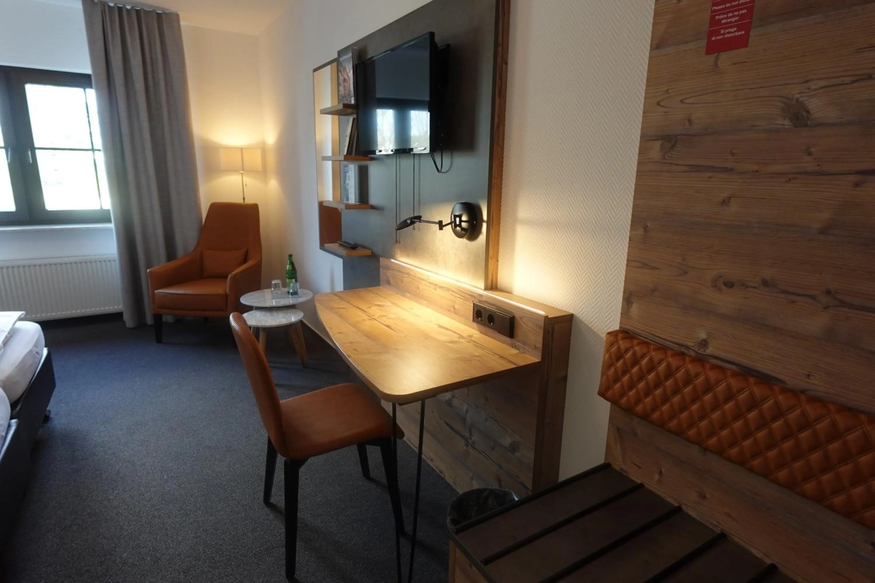 Living room, Bed in Hotel & Weinhaus Zum Schwarzen Bären