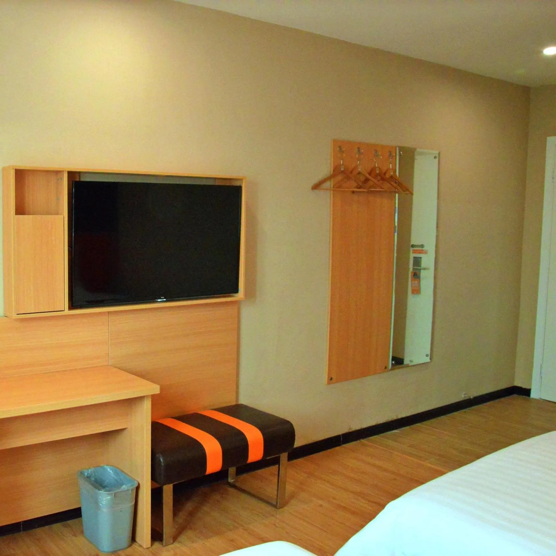 Bed in 7Days Premium Dongguan Dongcheng Subway Station