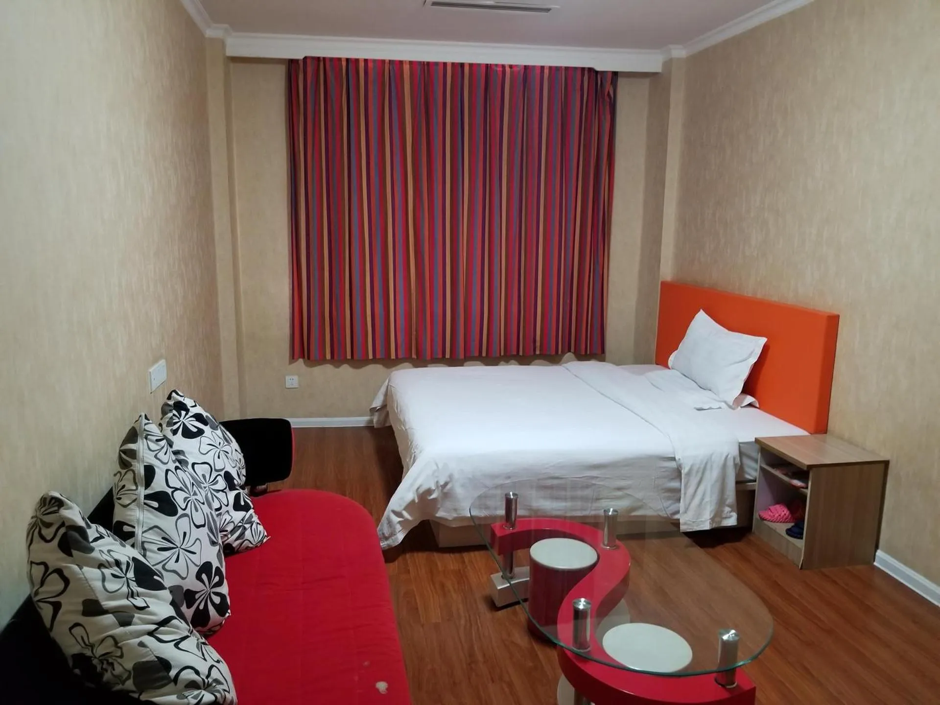 Bed in 7Days Premium Jiyuan Tiantai Road Xinyao City Square Branch