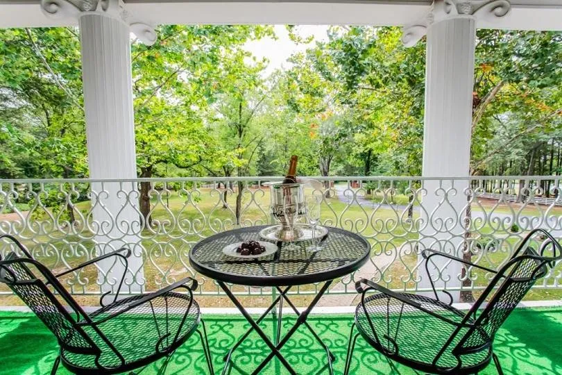 Balcony/Terrace in Virginia Cliffe Inn