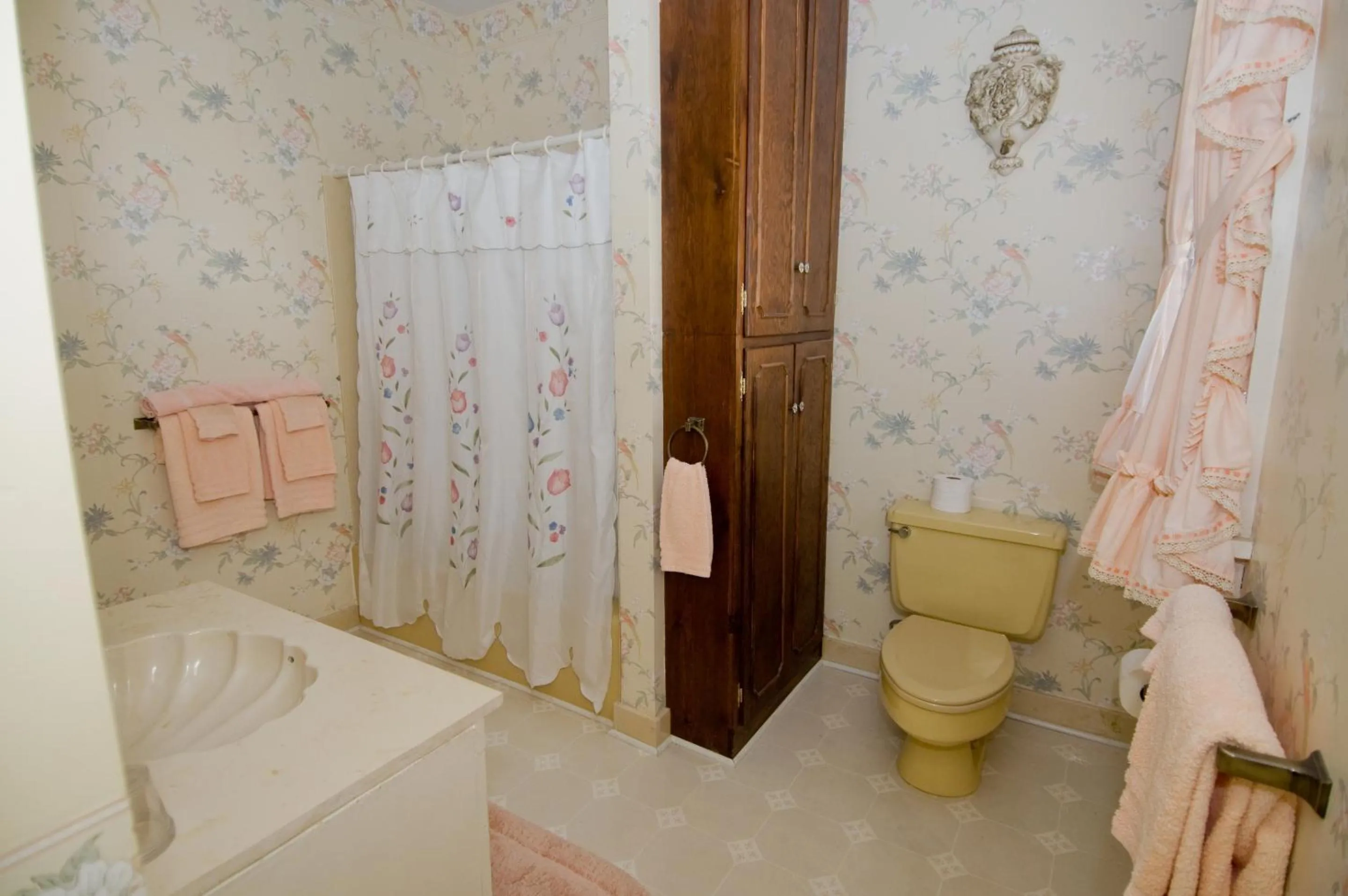 Bathroom in Virginia Cliffe Inn
