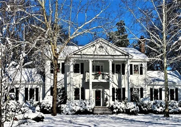Property building in Virginia Cliffe Inn