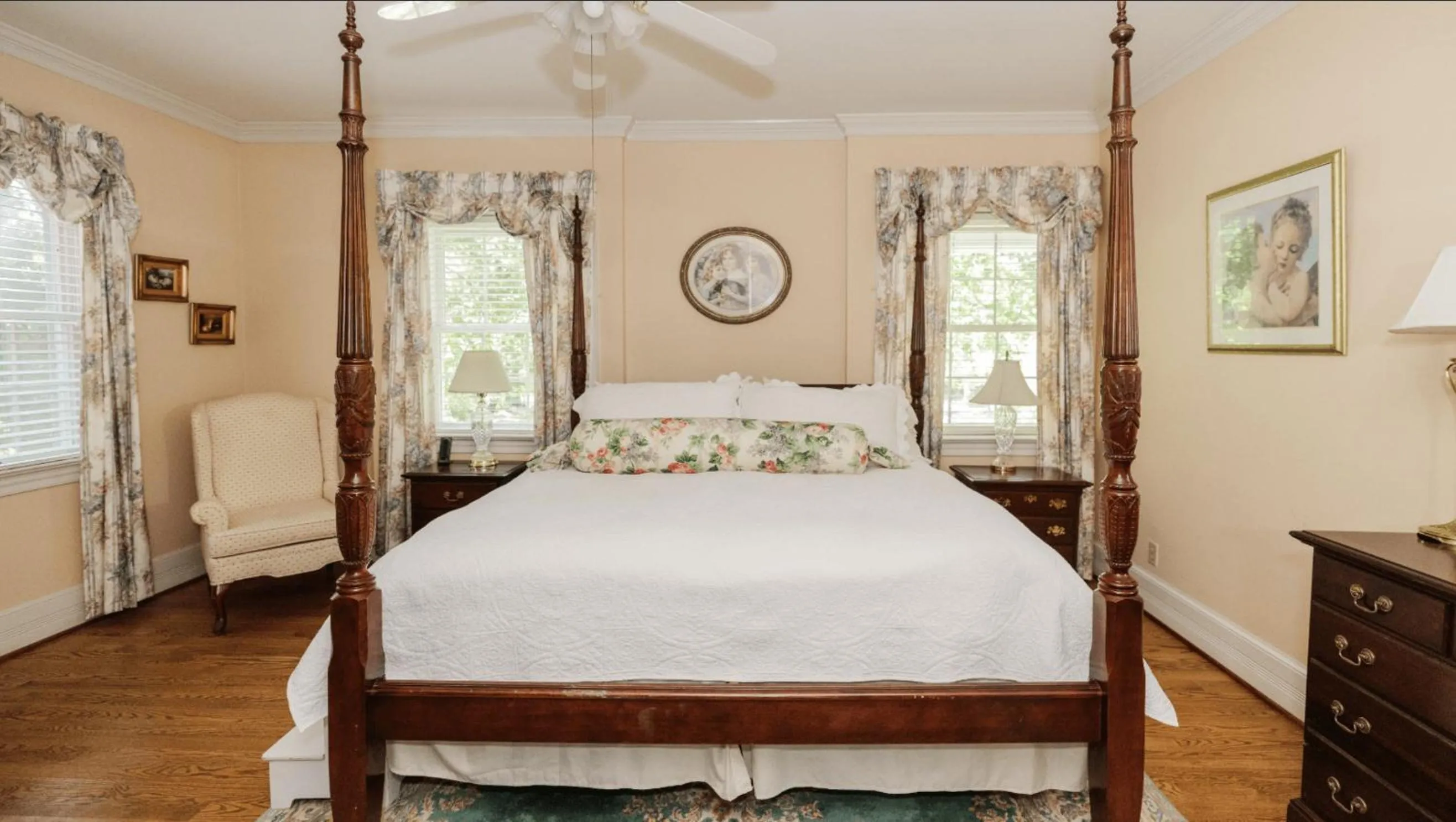 Bedroom, Bed in Virginia Cliffe Inn