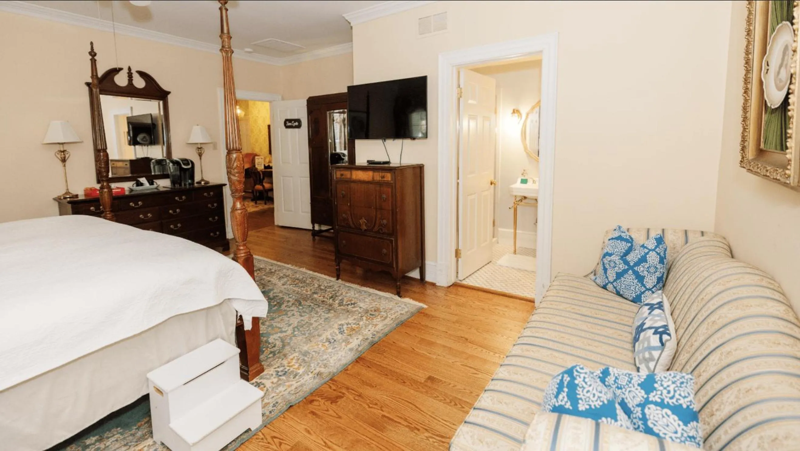 Bedroom in Virginia Cliffe Inn