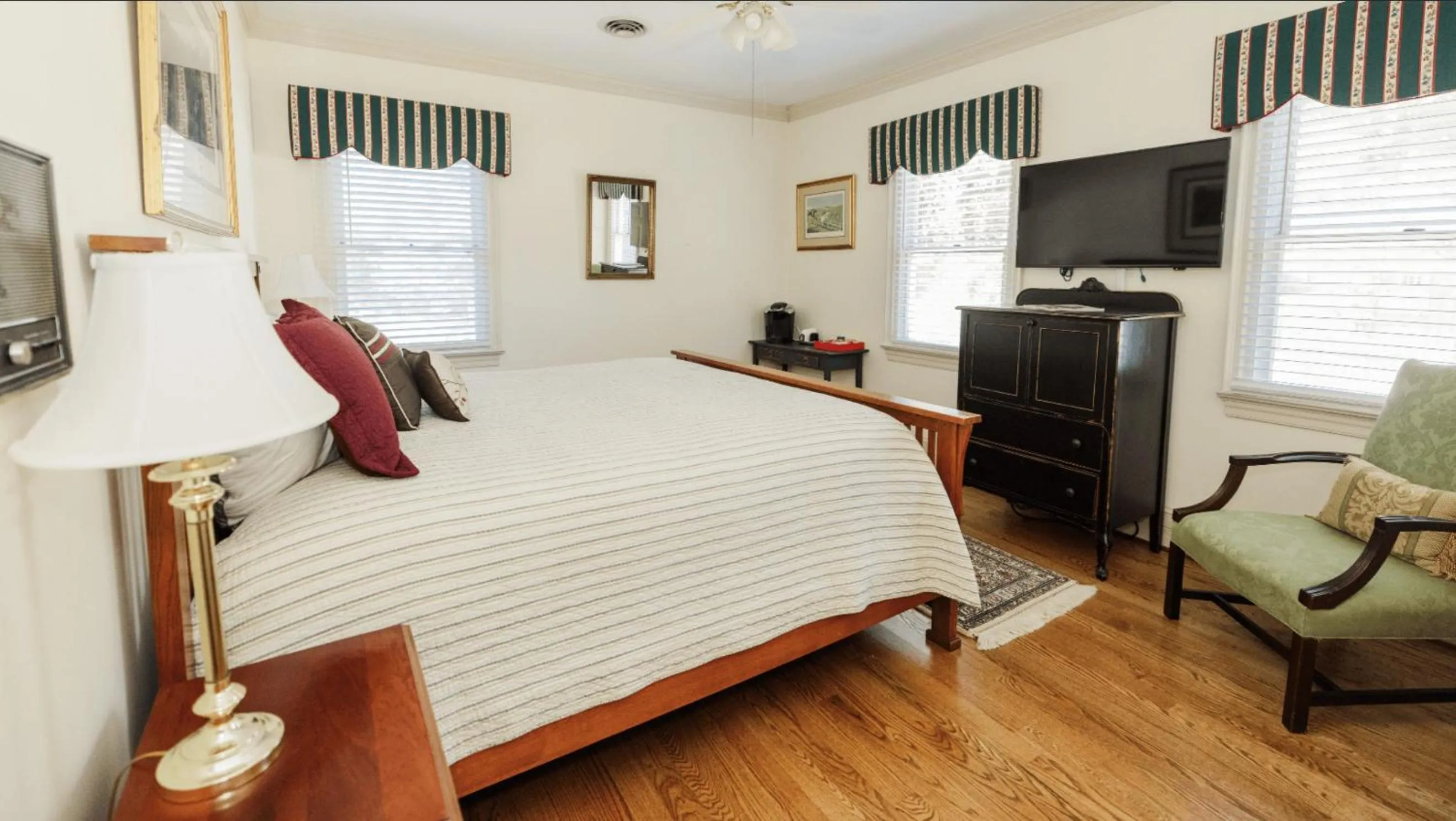 Bedroom, Bed in Virginia Cliffe Inn