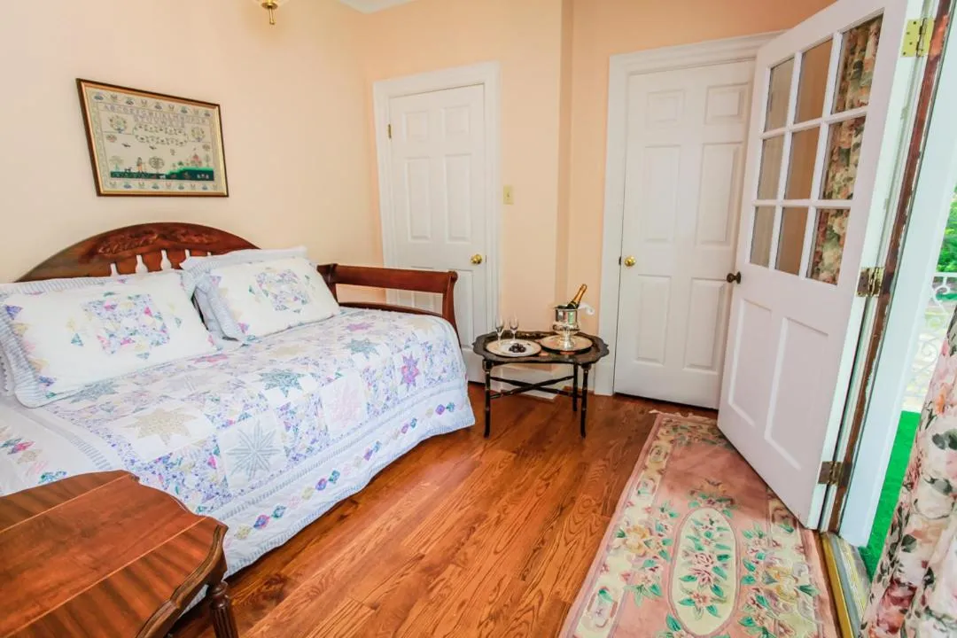 Bedroom, Bed in Virginia Cliffe Inn