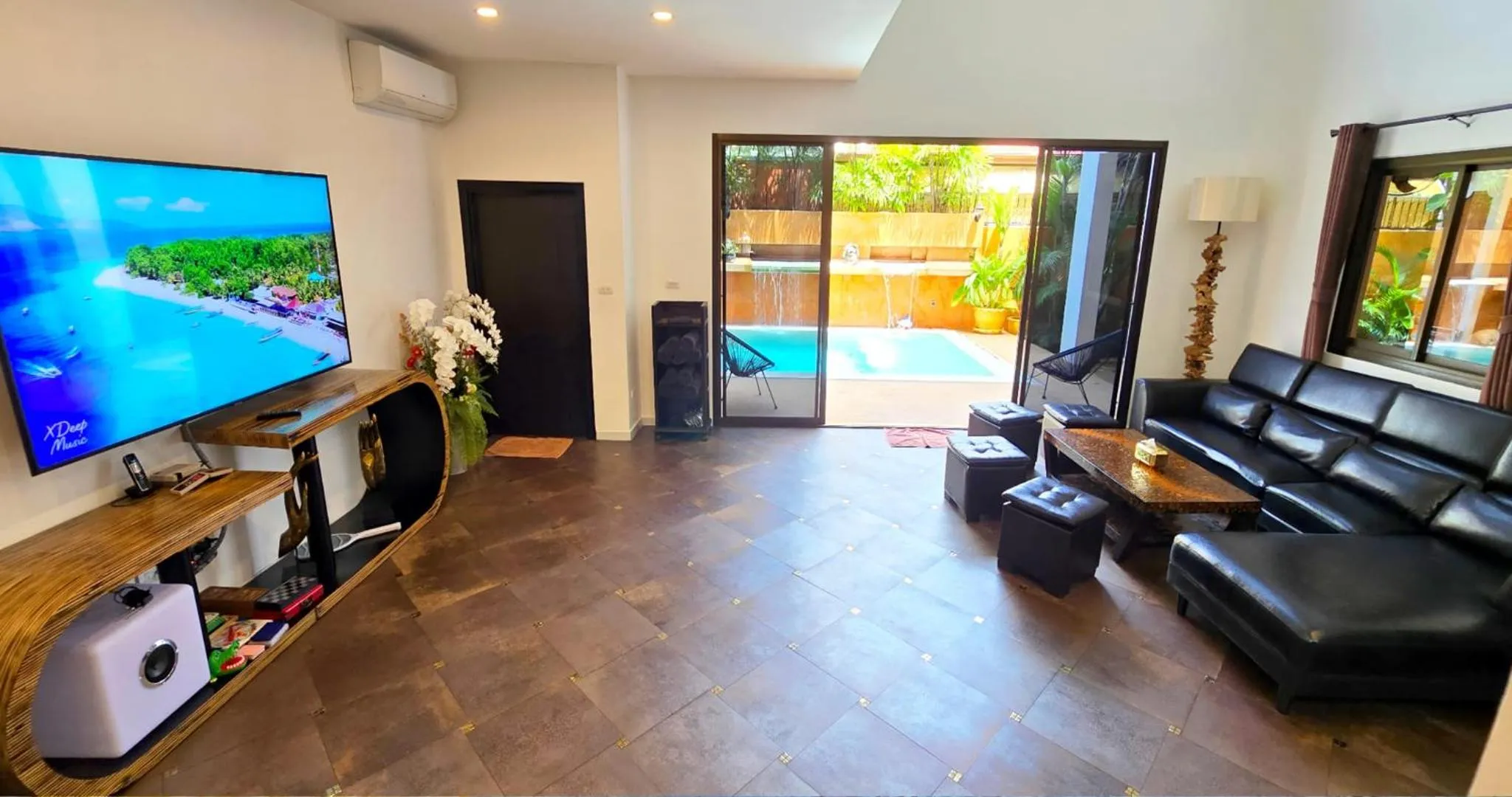 Communal lounge/ TV room in HIDELAND Luxury Pool Villa Pattaya Walking Street 5 Bedrooms