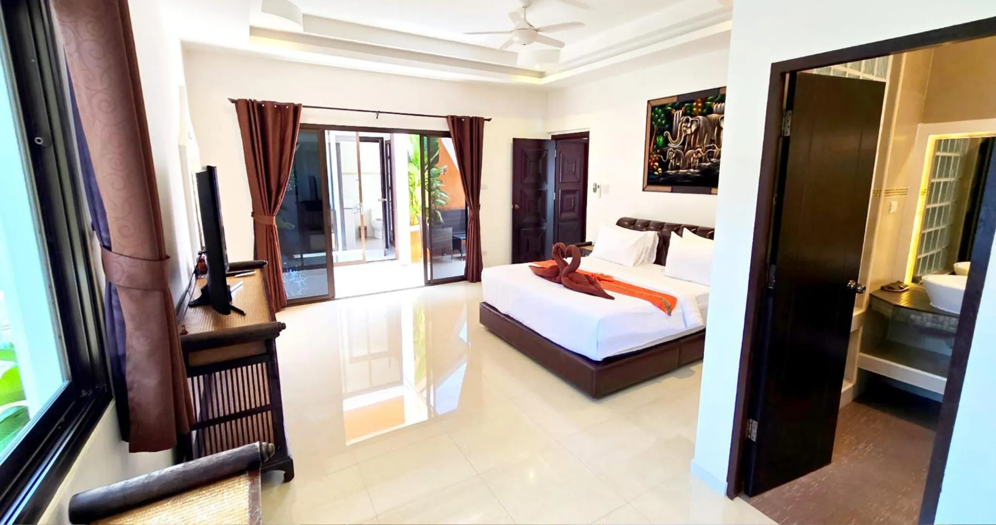 Bed in HIDELAND Luxury Pool Villa Pattaya Walking Street 5 Bedrooms