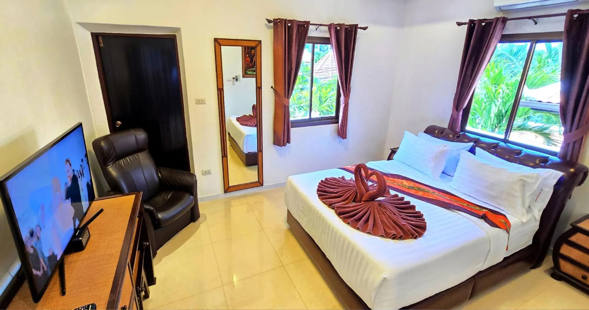 Bed in HIDELAND Luxury Pool Villa Pattaya Walking Street 5 Bedrooms