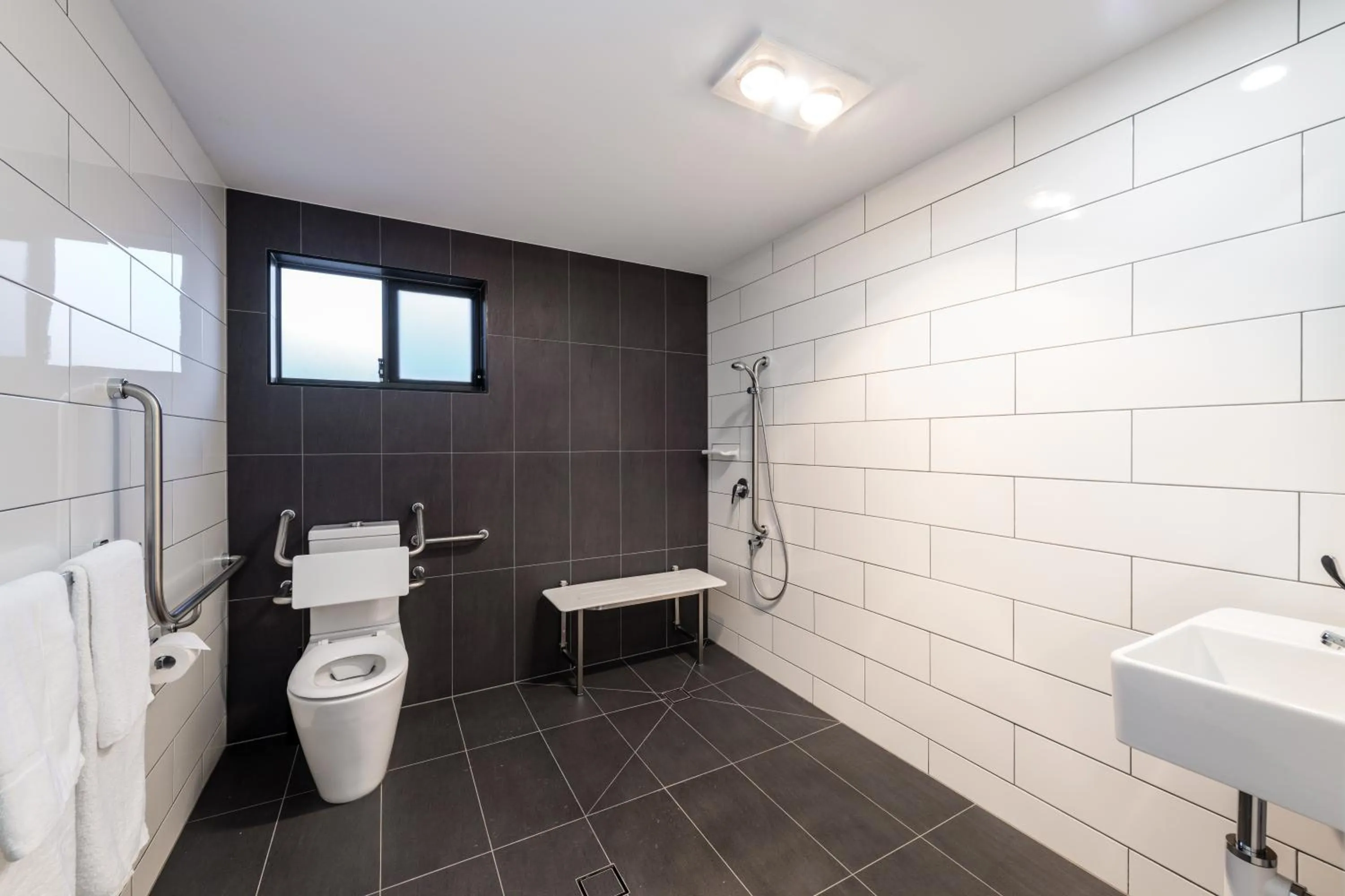 Toilet in AVENUE MOTEL APARTMENTS