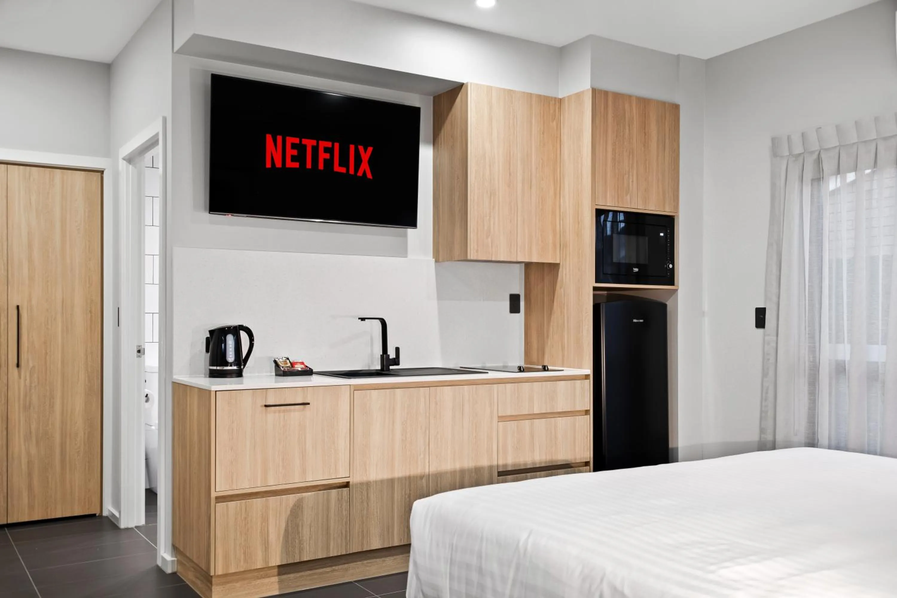 Kitchen or kitchenette, Bed in AVENUE MOTEL APARTMENTS