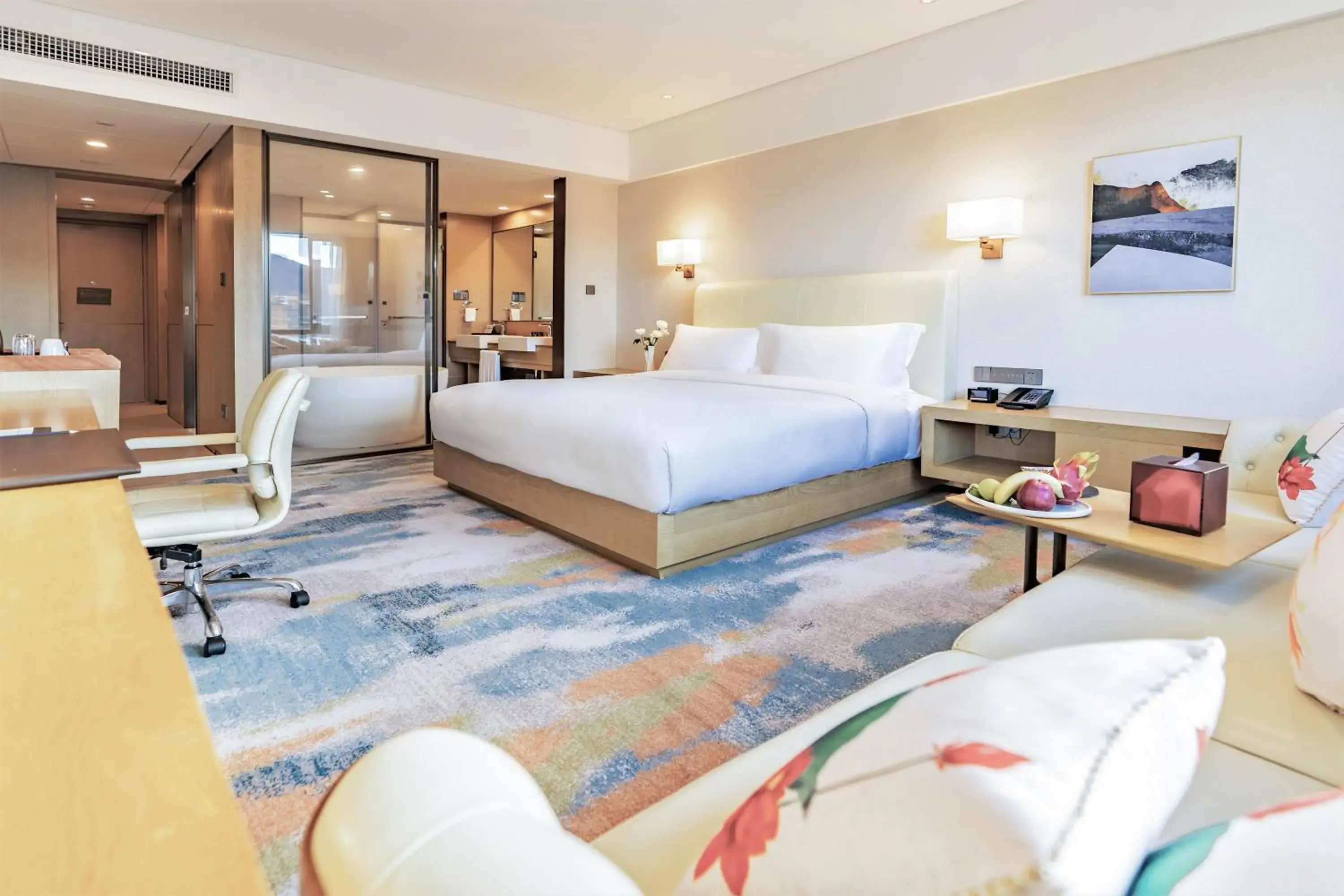 Deluxe King Room with Lake View in Hilton Lijiang Deluxe King Room with Lake View in Hilton Lijiang