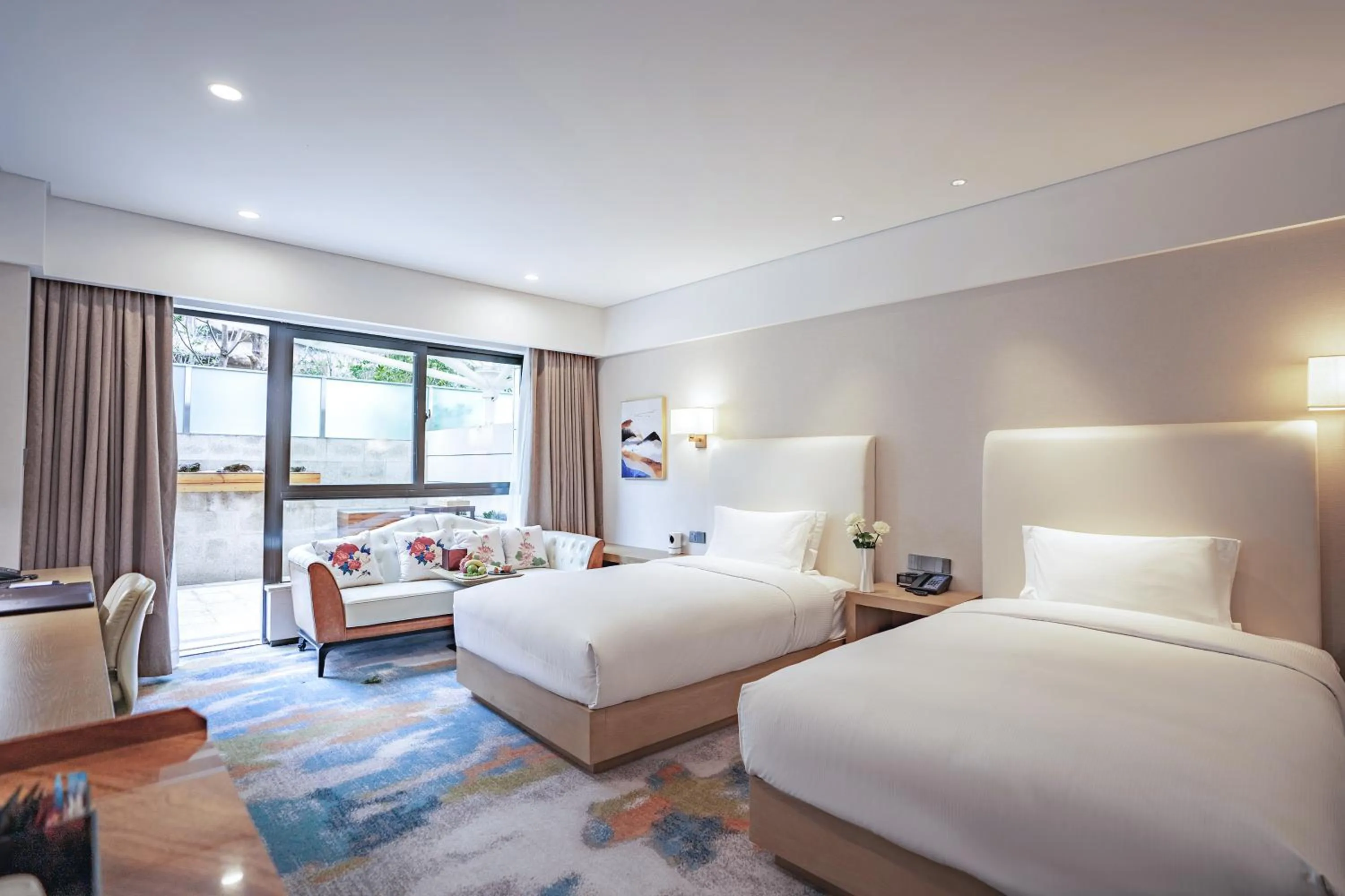 Photo of the whole room, Bed in Hilton Lijiang