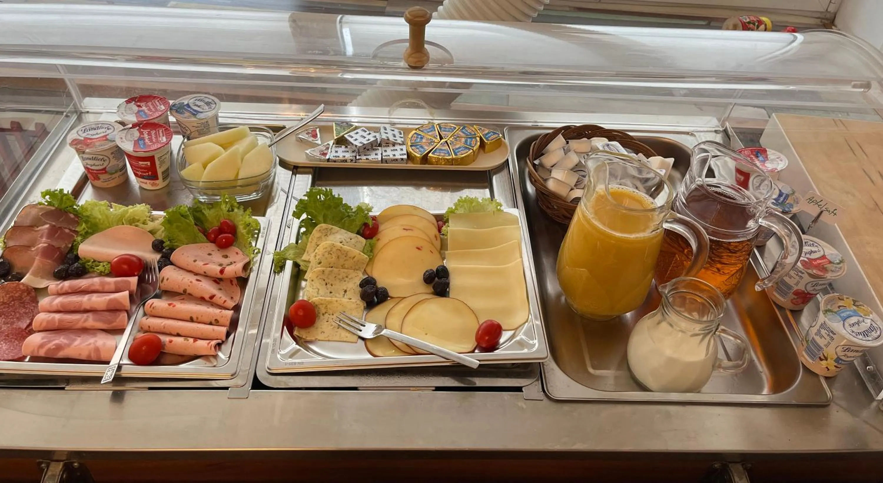 Breakfast in Hotel Schwarzer Bär