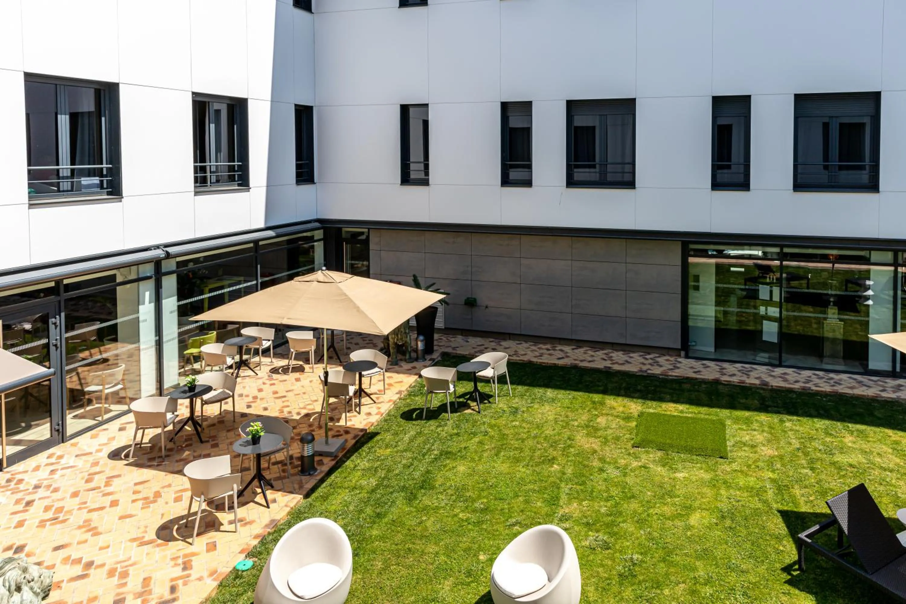 Patio in Les Jardins de St Cloud