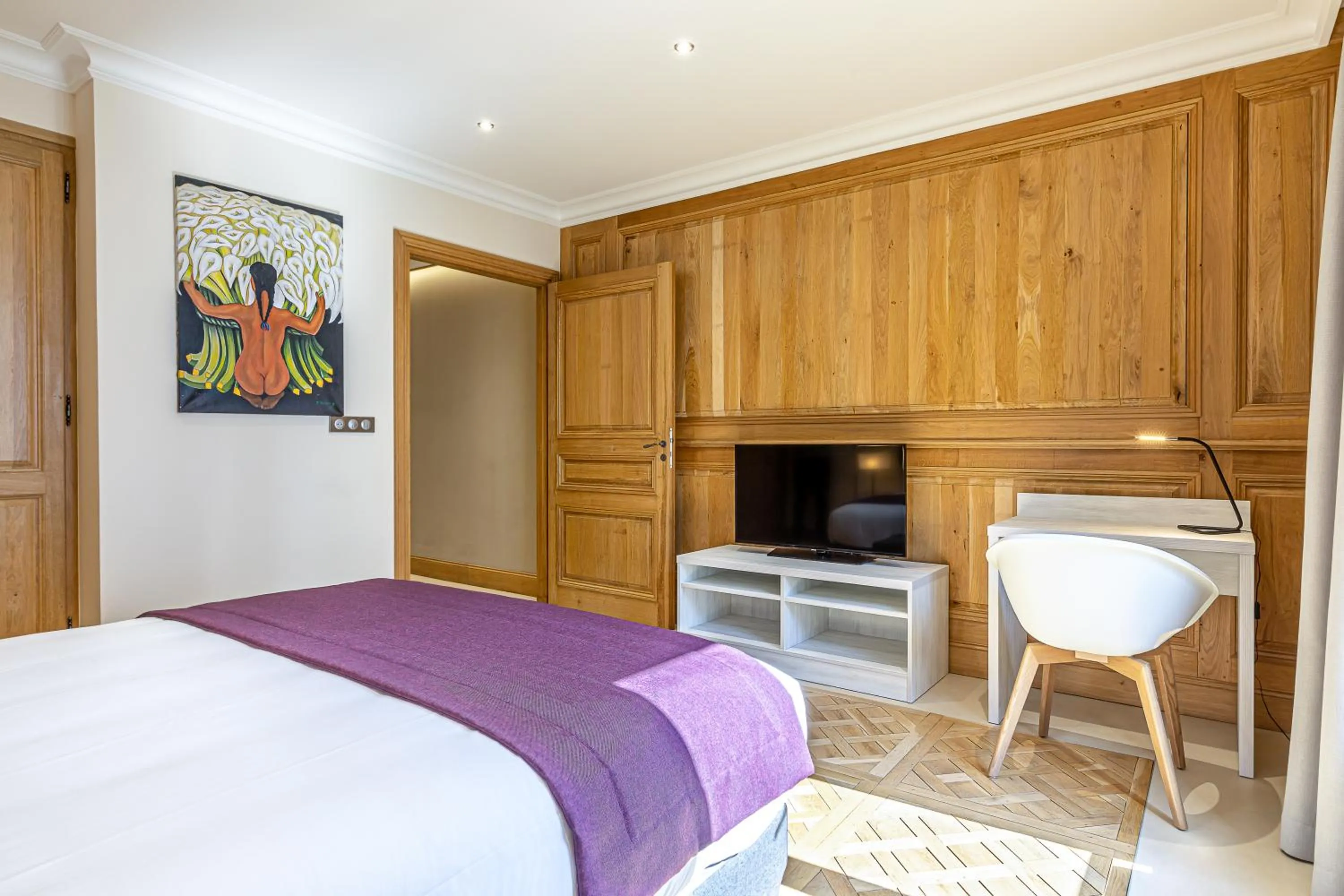 Bedroom, Bed in Les Jardins de St Cloud