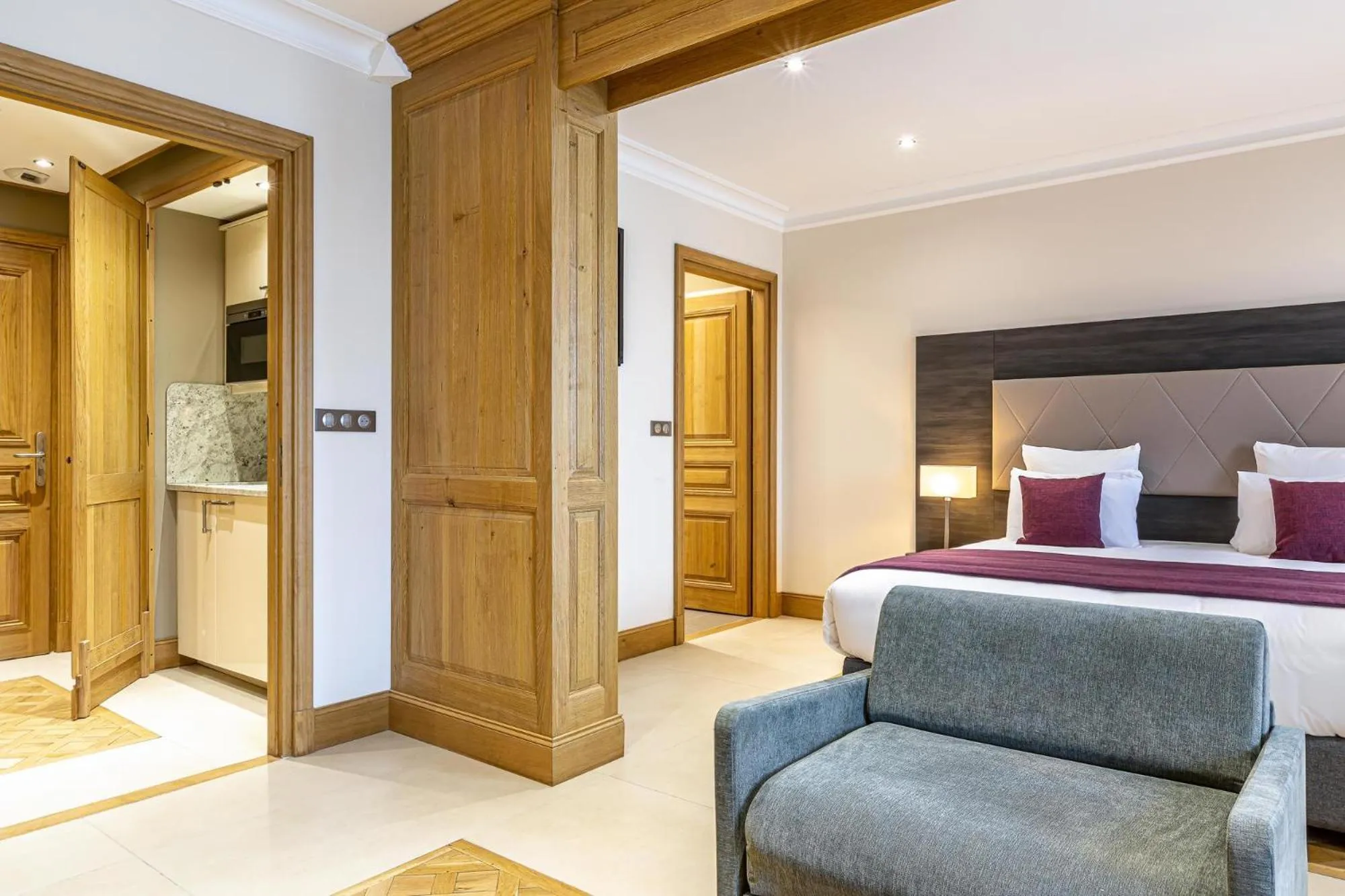 Photo of the whole room, Bed in Les Jardins de St Cloud