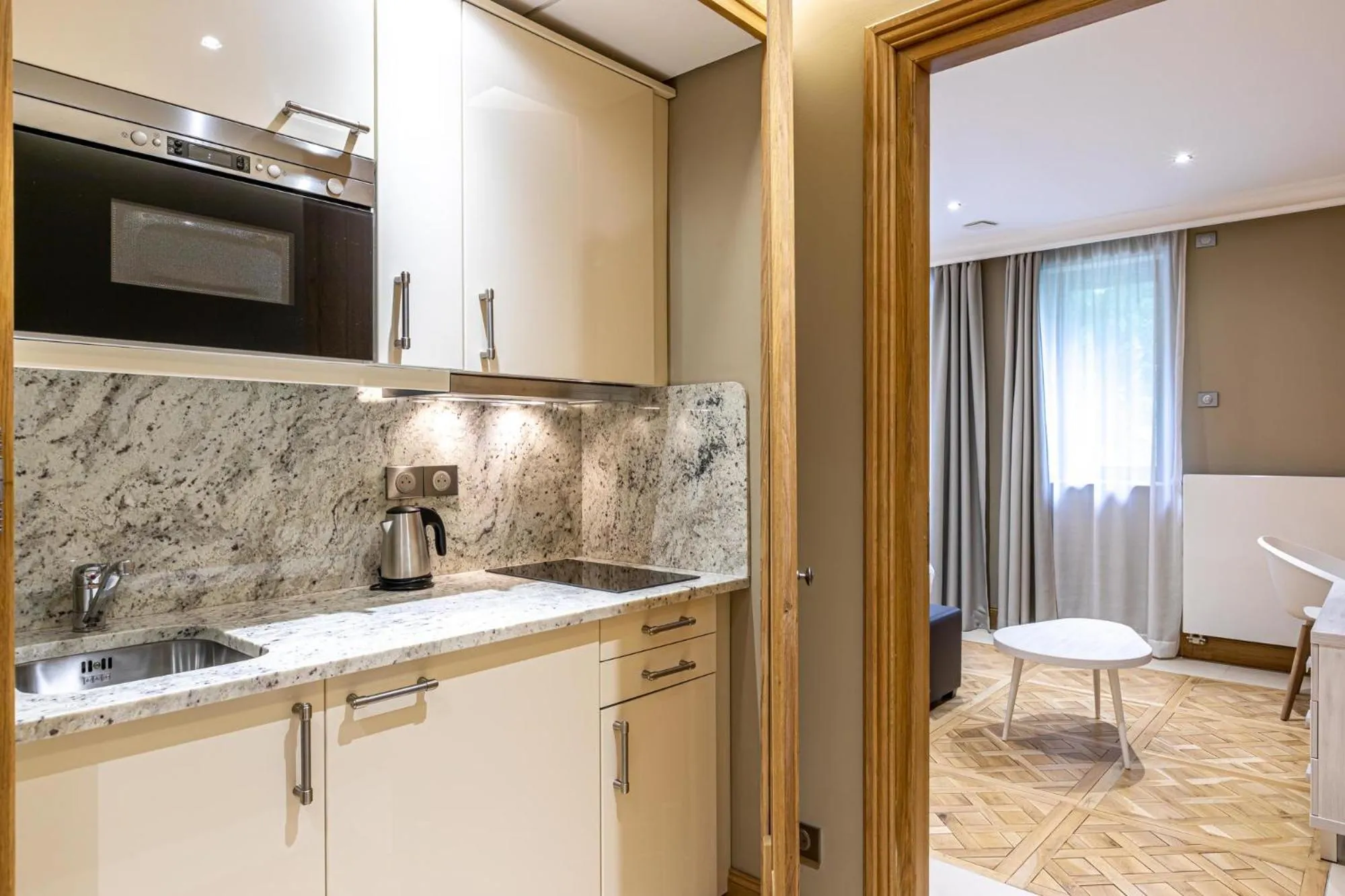 Kitchen or kitchenette in Les Jardins de St Cloud