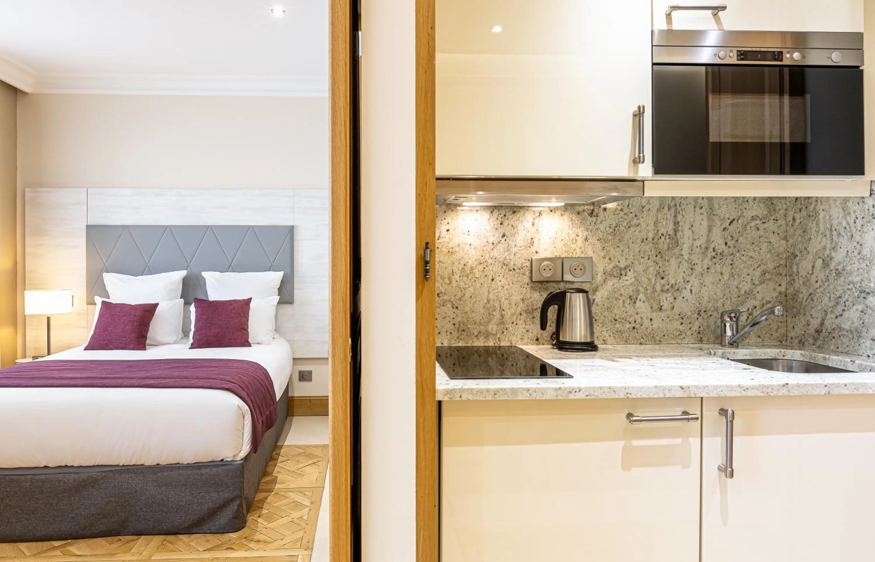 Bedroom, Bed in Les Jardins de St Cloud