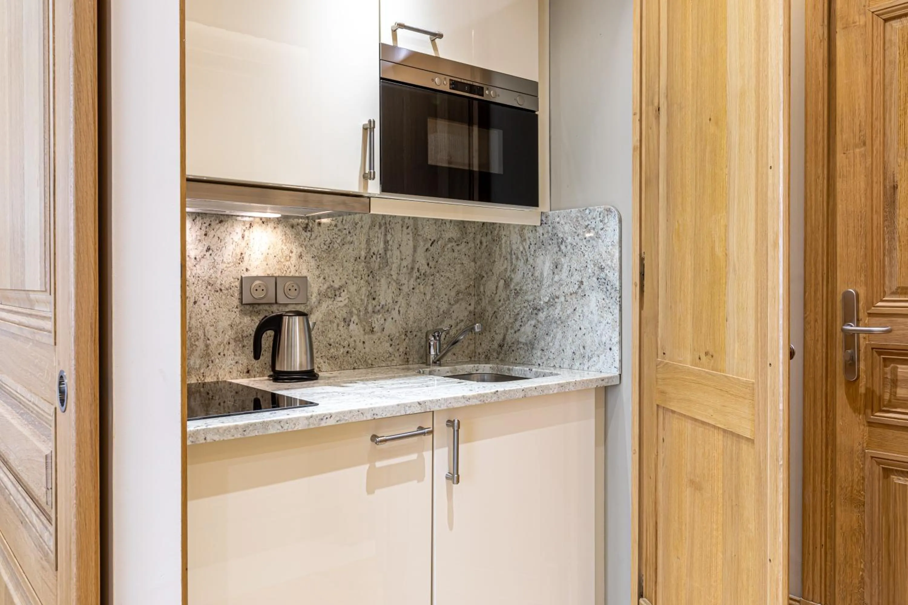 Kitchen or kitchenette in Les Jardins de St Cloud