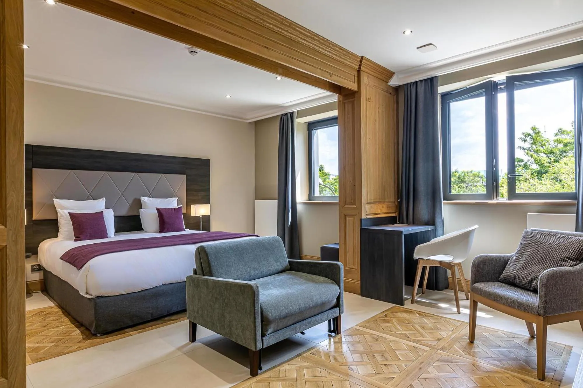 Photo of the whole room, Bed in Les Jardins de St Cloud