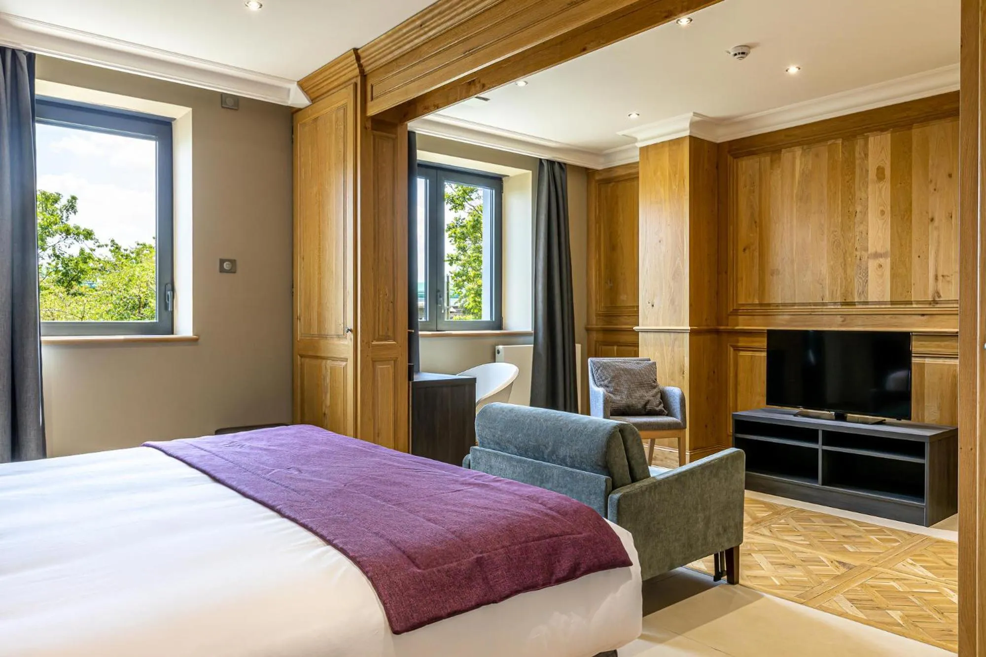 Photo of the whole room, Bed in Les Jardins de St Cloud