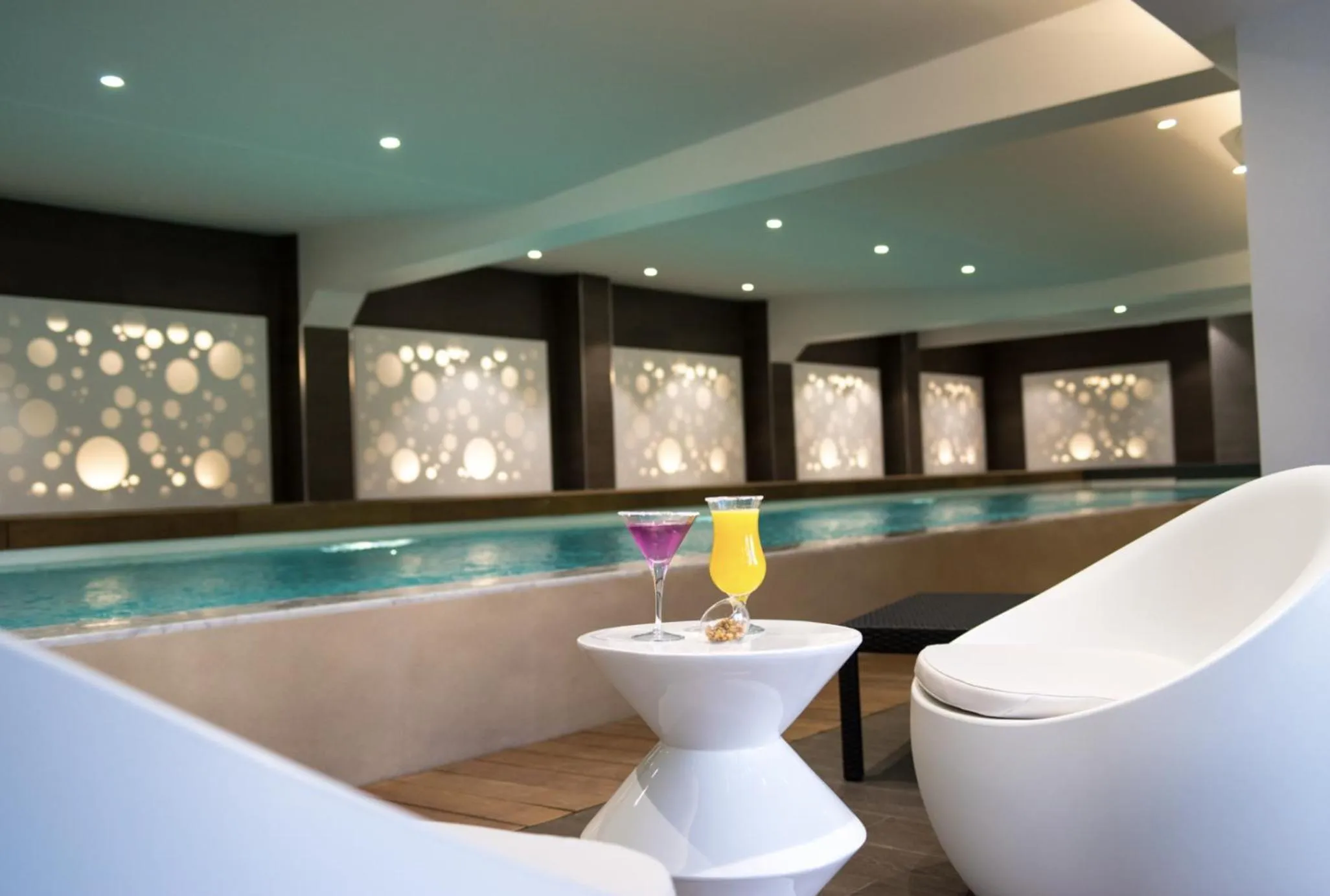 Swimming pool in Les Jardins de St Cloud