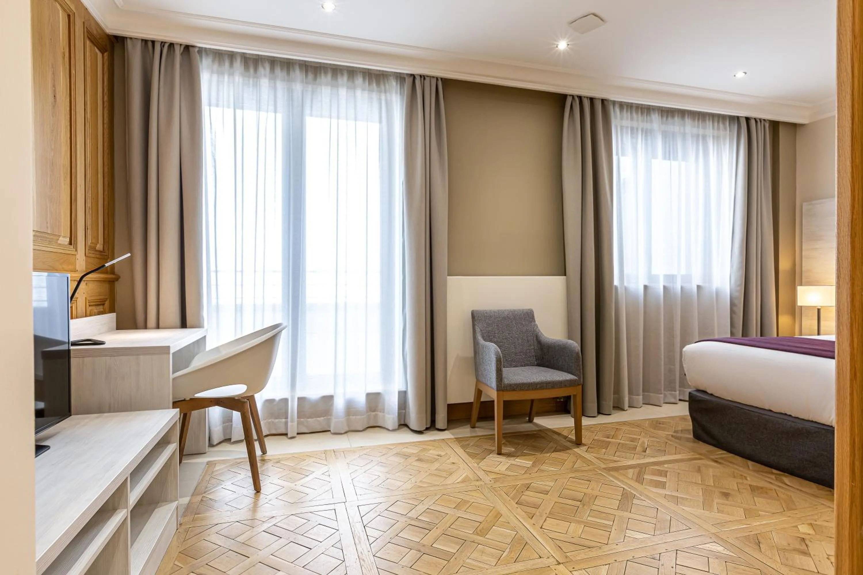 Bedroom, Bed in Les Jardins de St Cloud