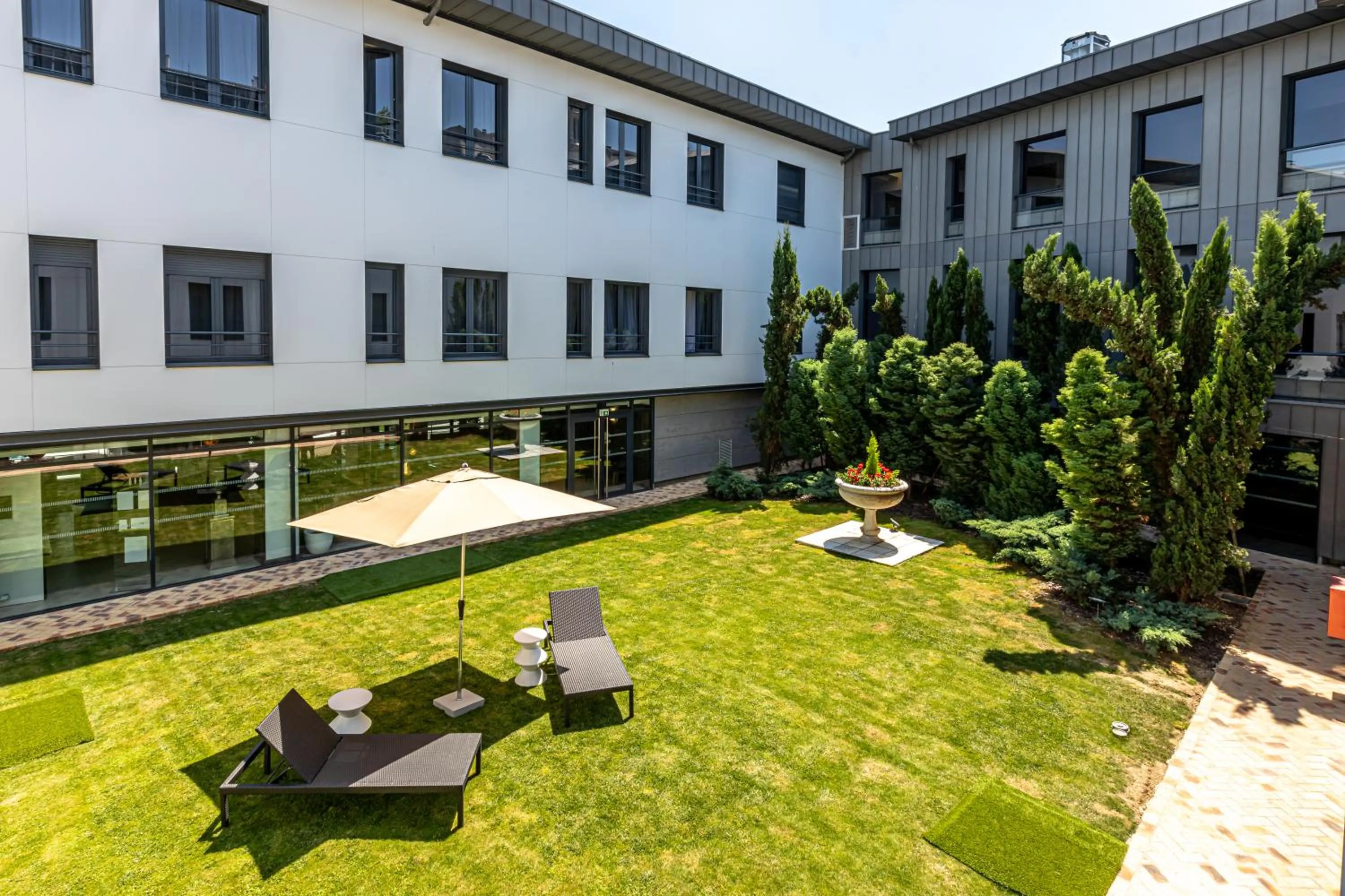 Patio in Les Jardins de St Cloud