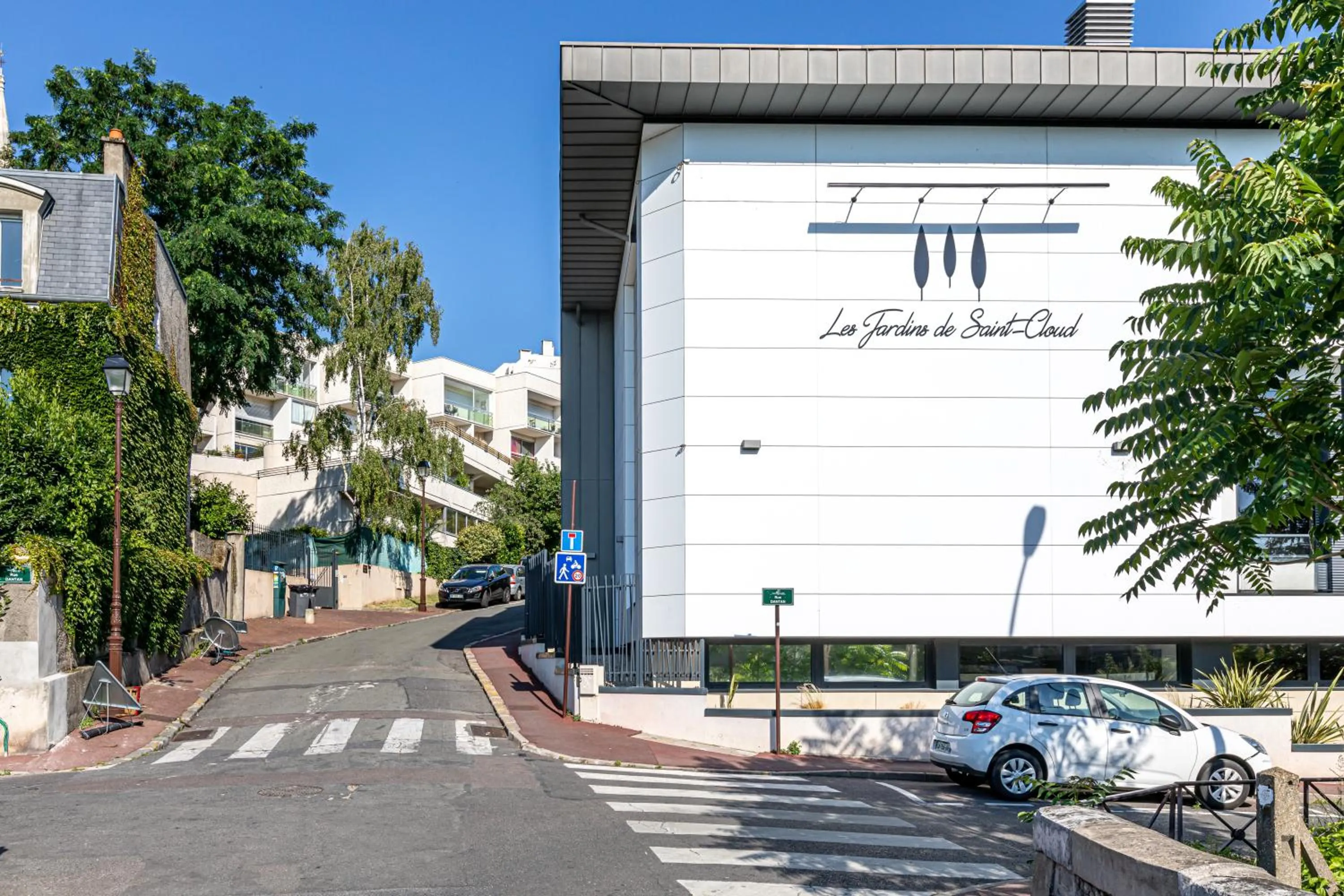 Property building in Les Jardins de St Cloud