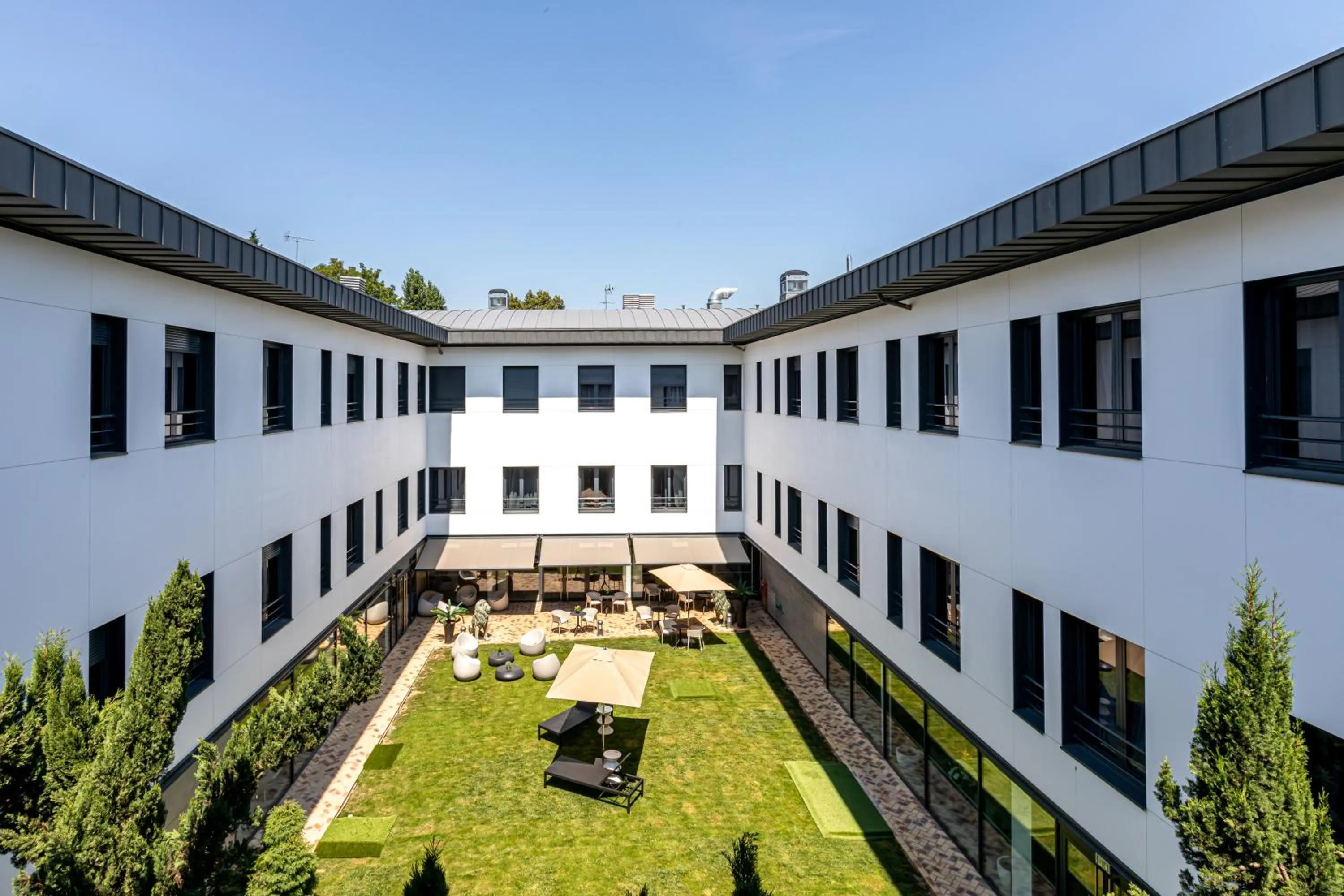 Property building in Les Jardins de St Cloud