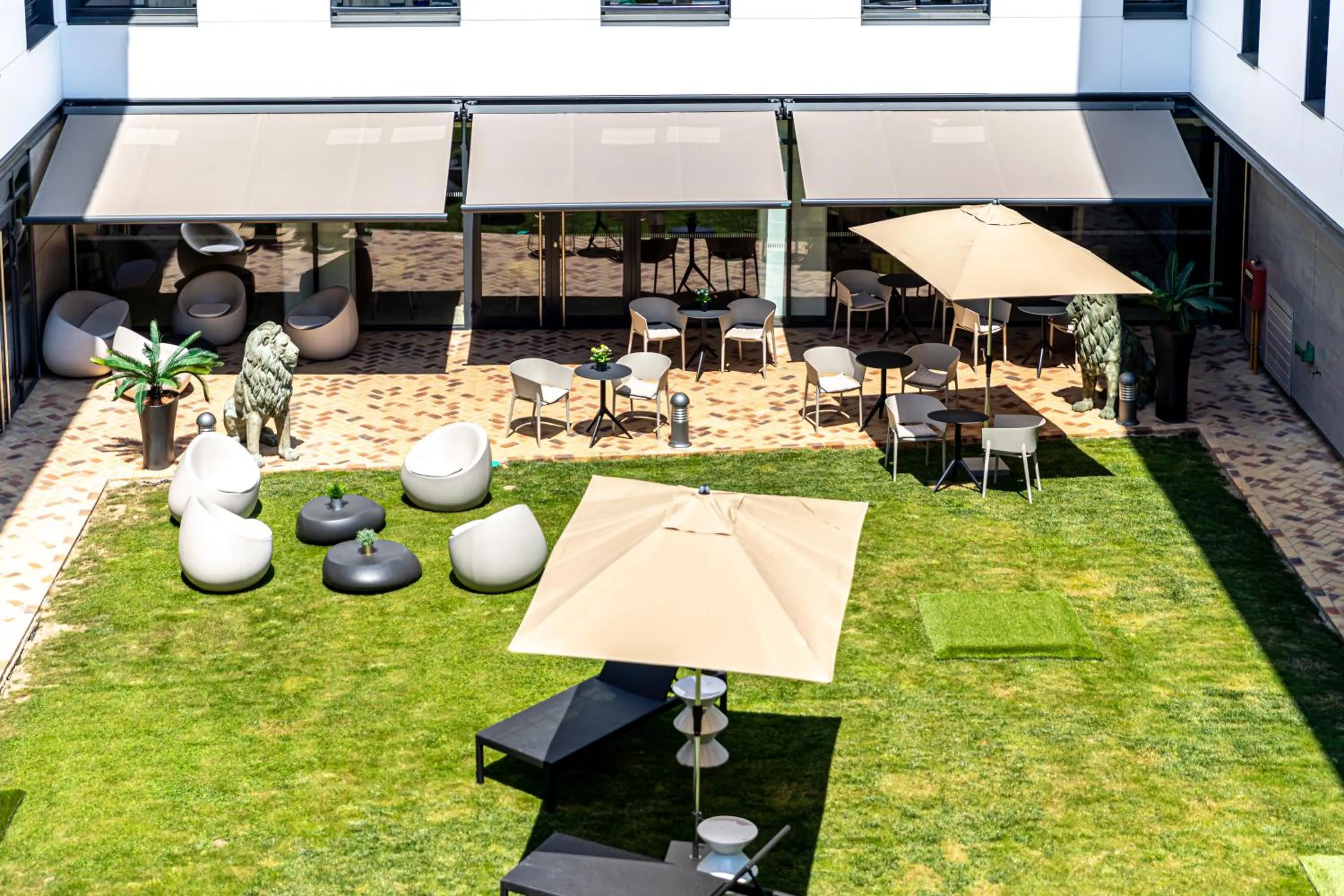 Patio in Les Jardins de St Cloud