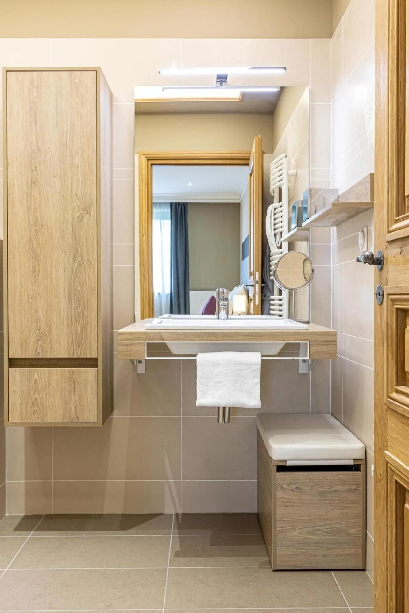 Bathroom in Les Jardins de St Cloud