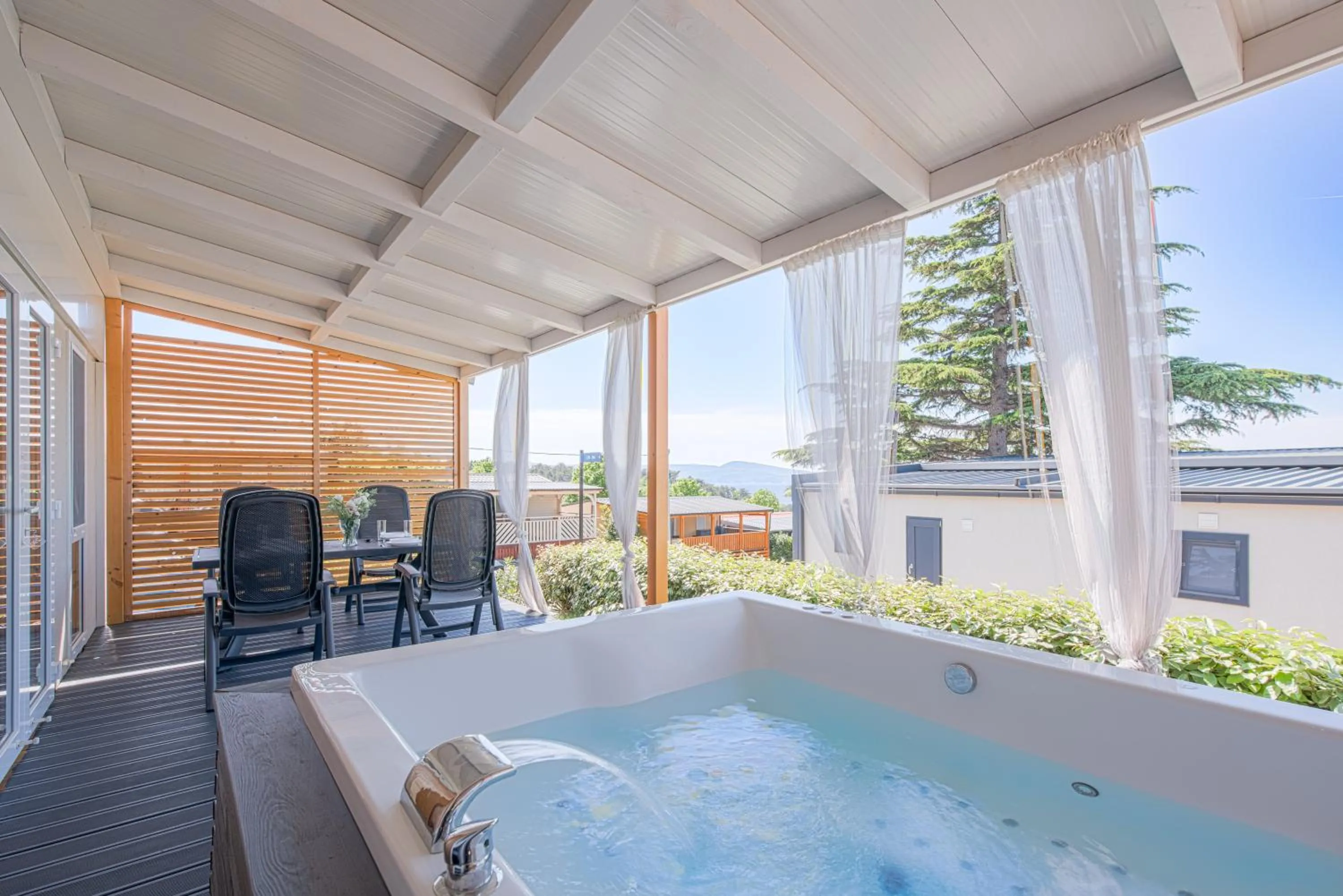 Hot Tub in Elements Camping Selce Mobile homes