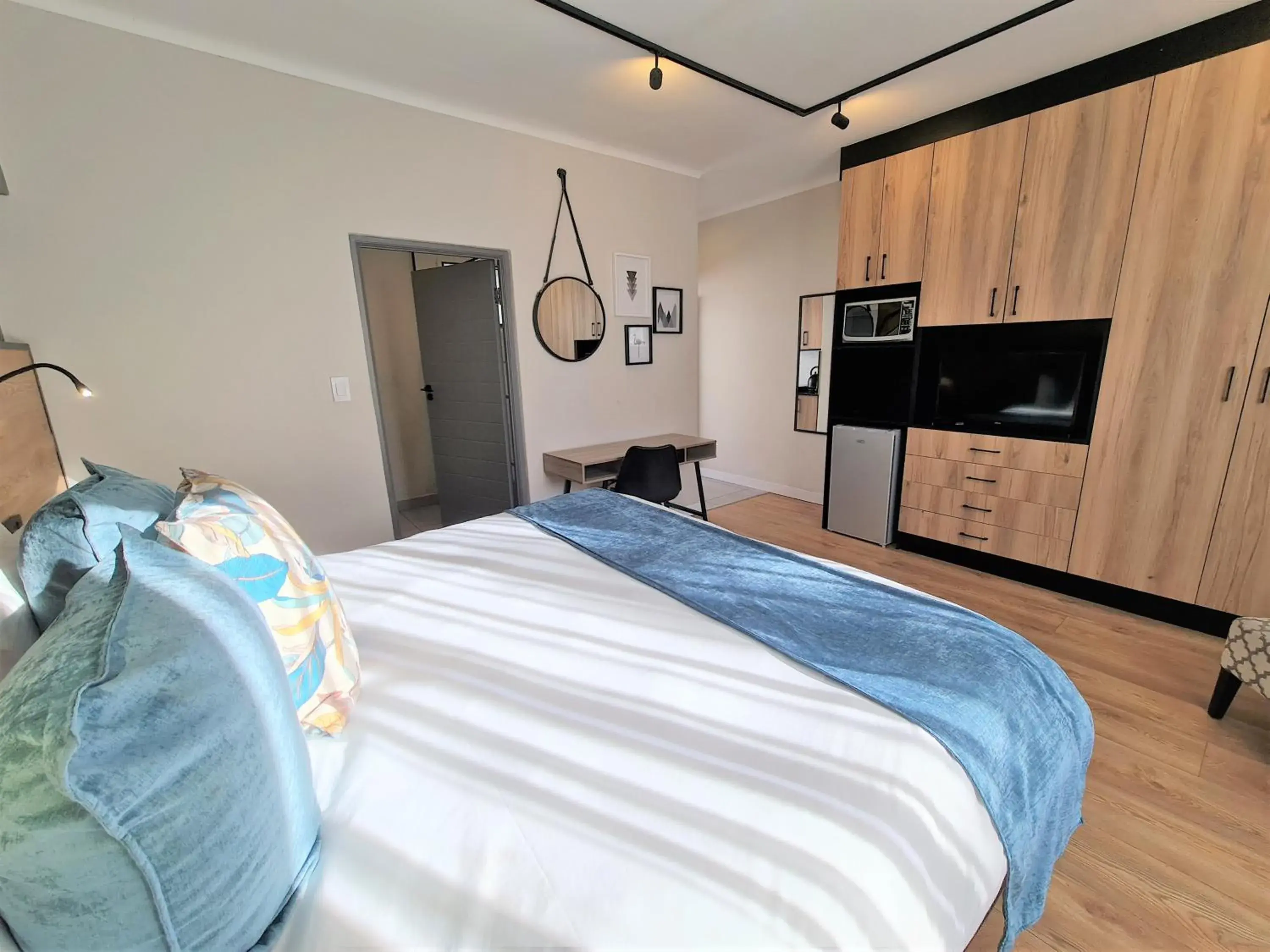 Superior King Room in MINT Hotel 84 on Katherine Superior King Room in MINT Hotel 84 on Katherine