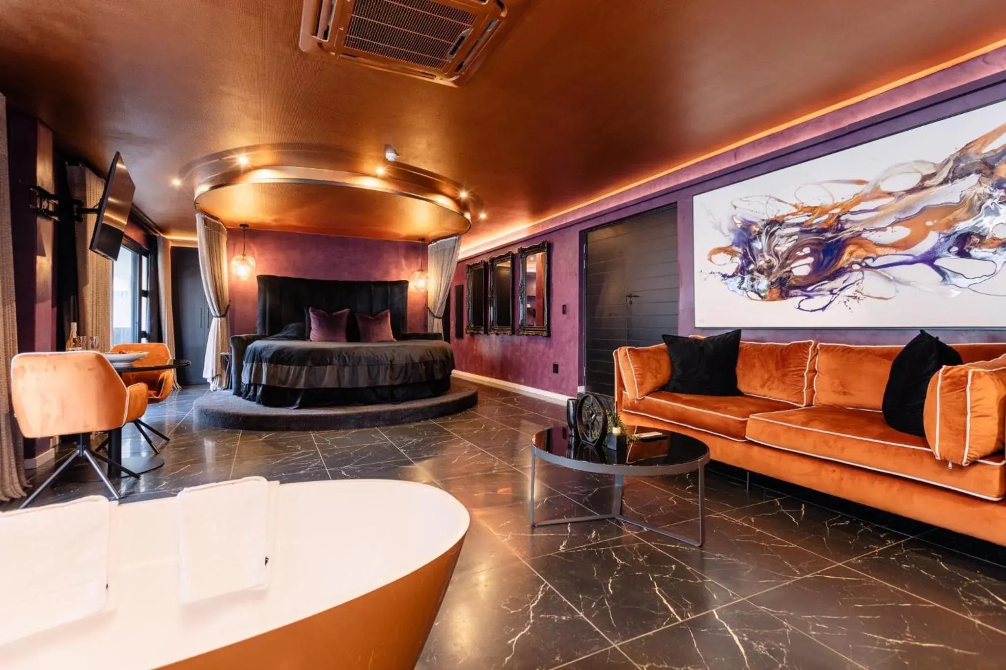 King Suite with Balcony in MINT Hotel 84 on Katherine King Suite with Balcony in MINT Hotel 84 on Katherine