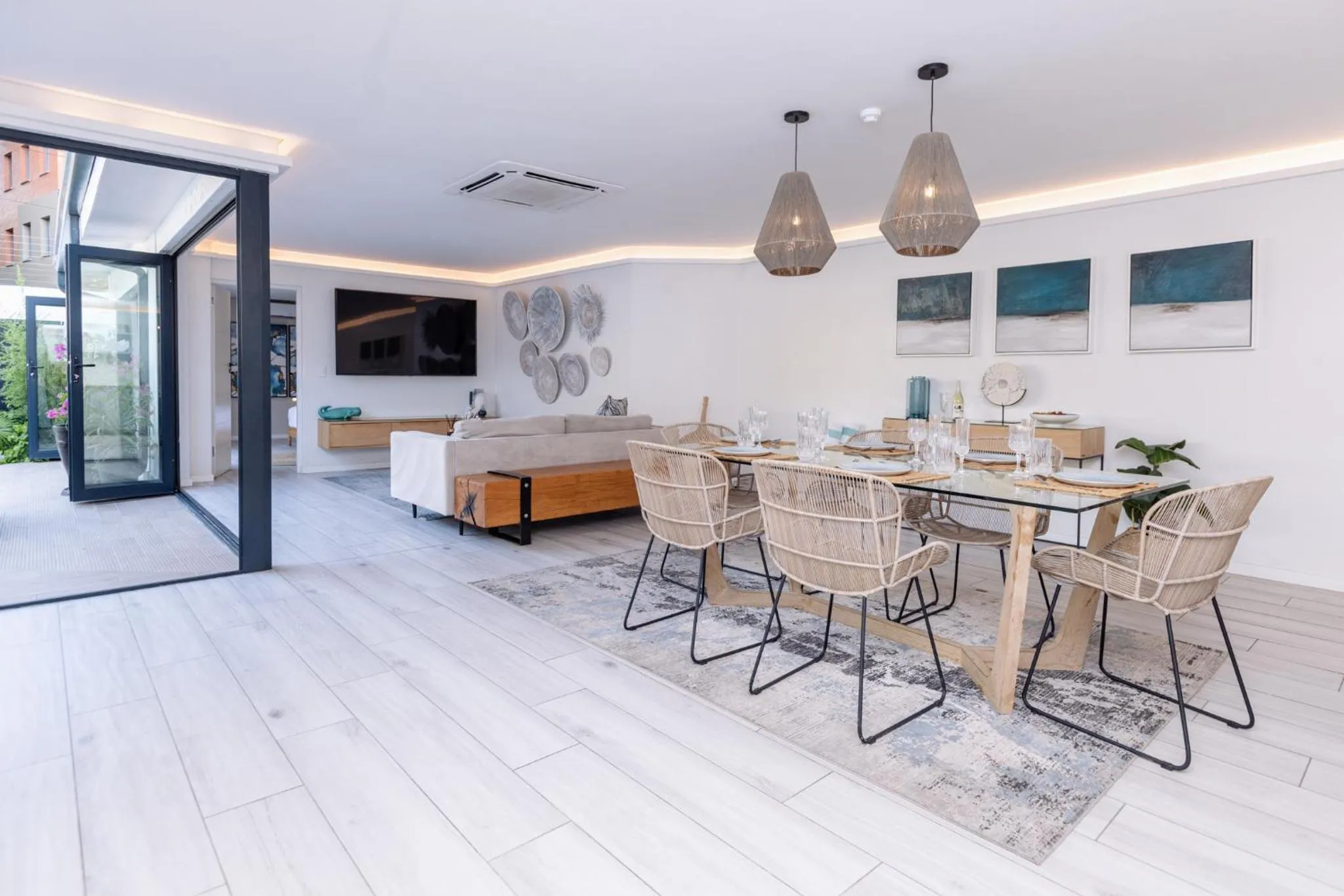 Dining area in MINT Hotel 84 on Katherine