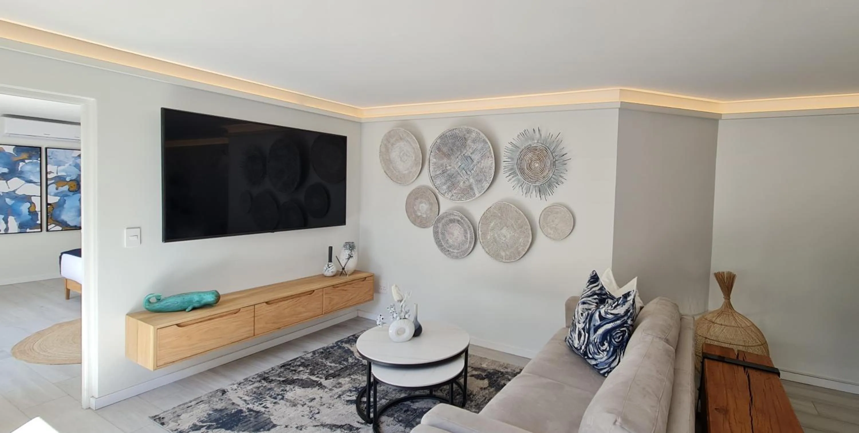 TV and multimedia in MINT Hotel 84 on Katherine