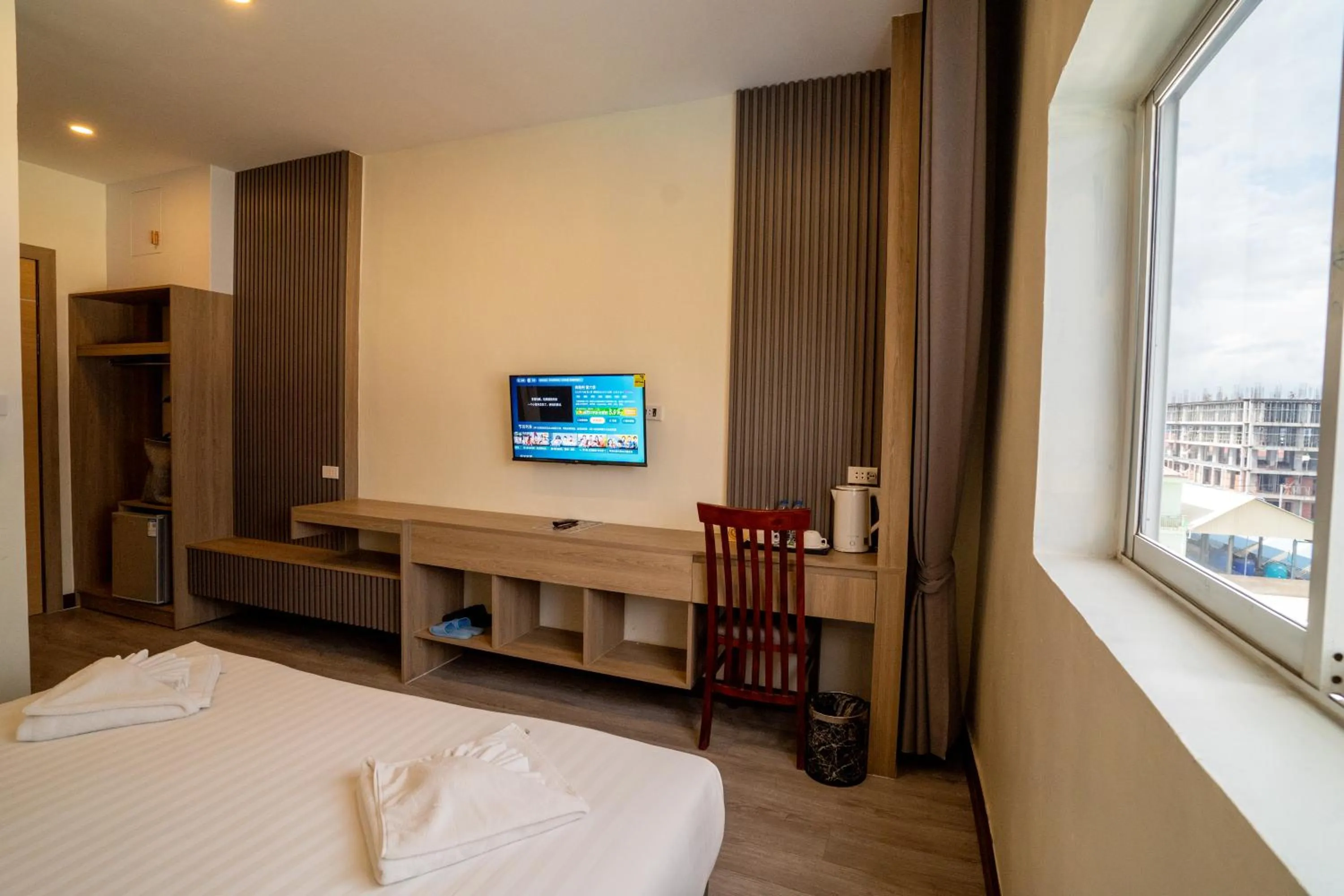 Communal lounge/ TV room, Bed in Hak Heng Hotel