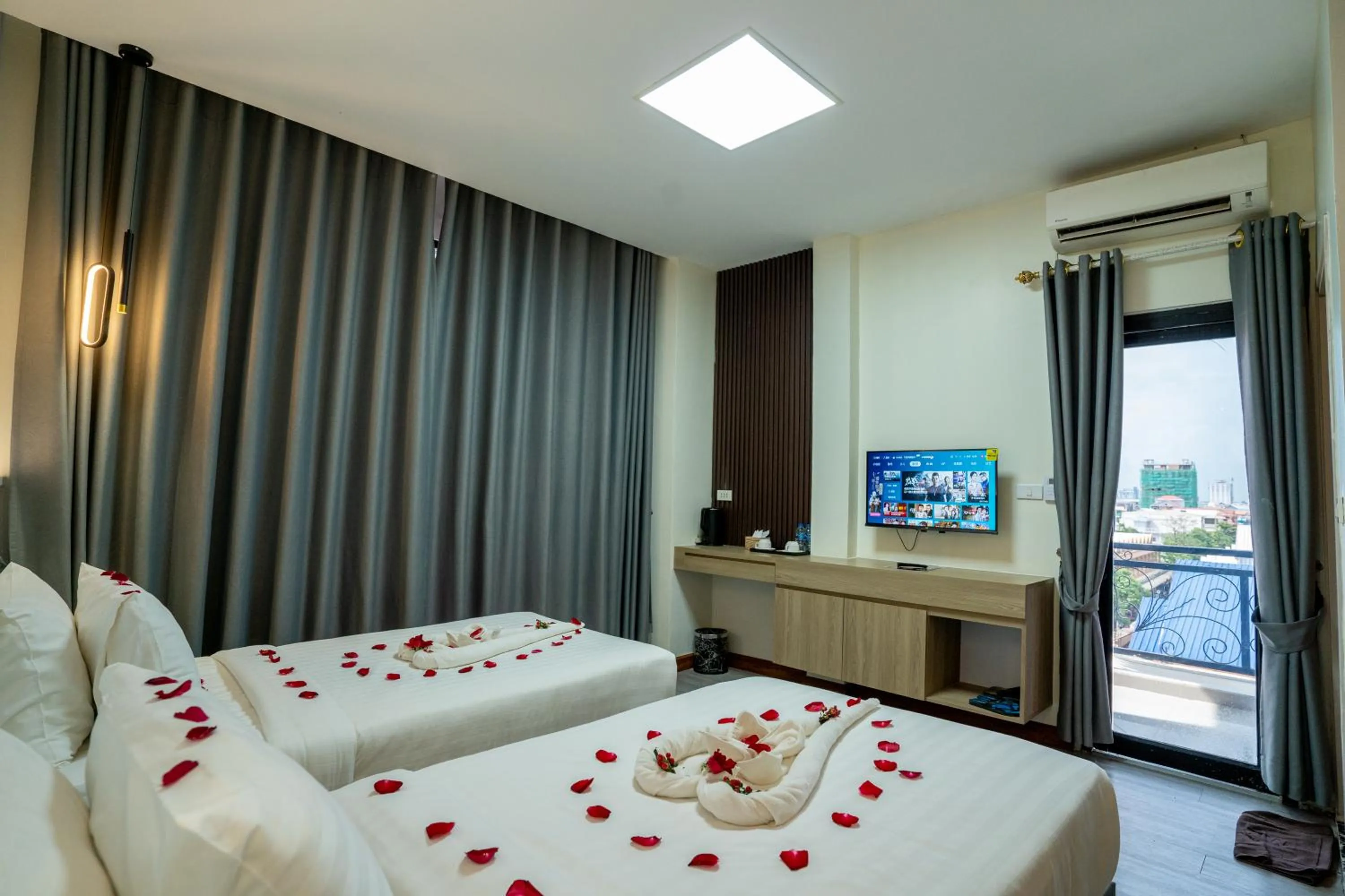 Communal lounge/ TV room, Bed in Hak Heng Hotel