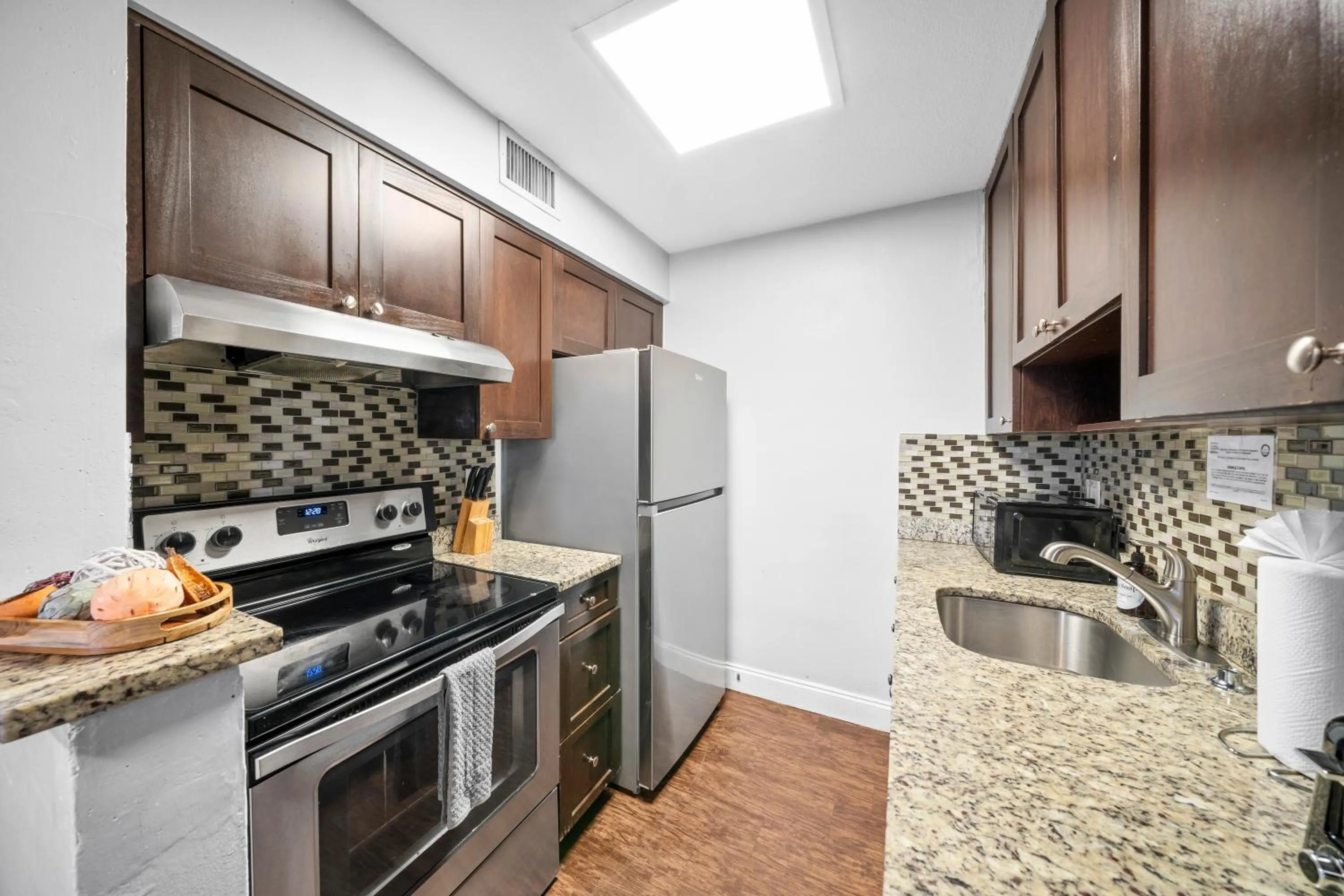 Kitchen or kitchenette in The Victor Apartments By Lowkl