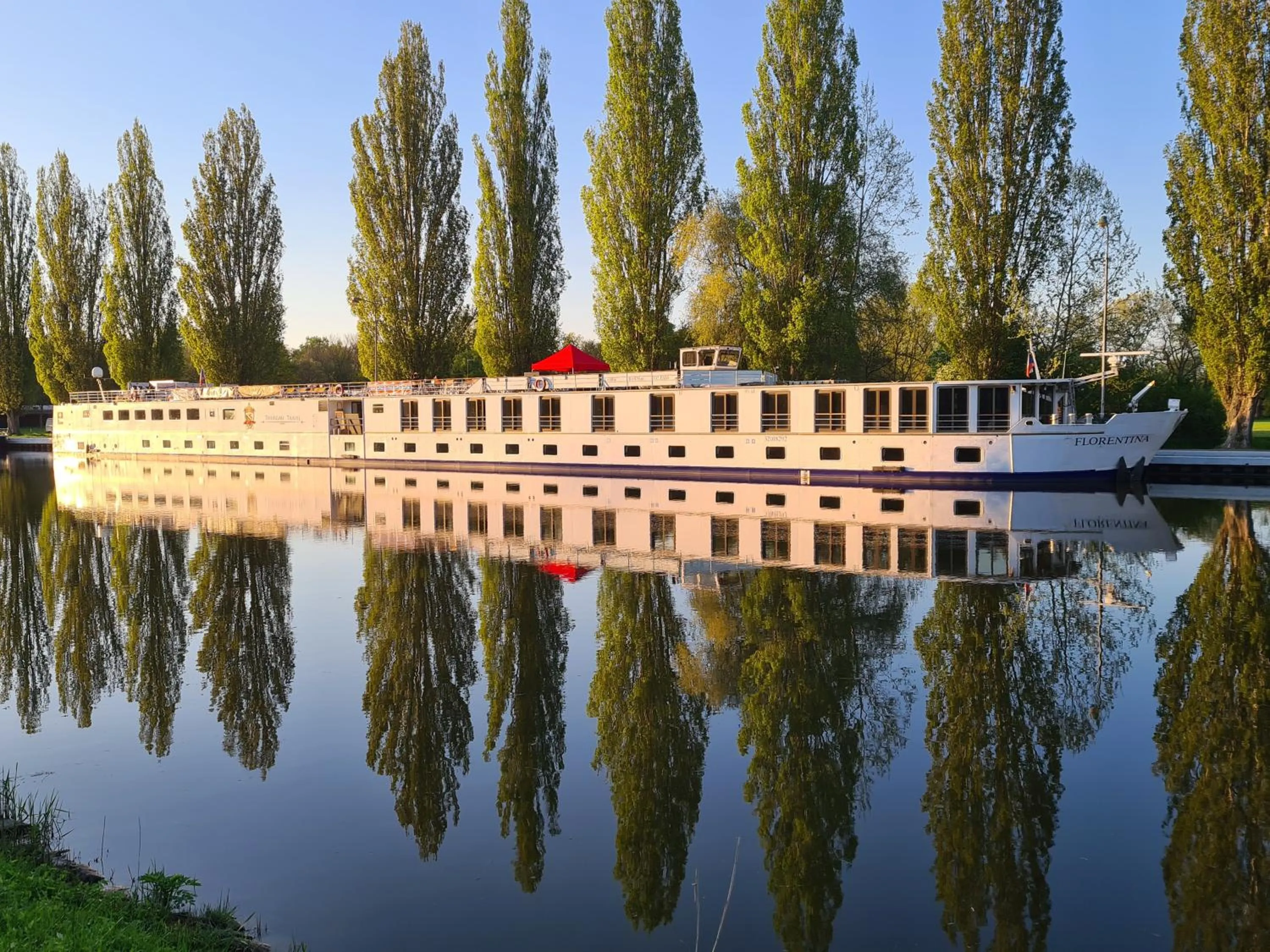 Facade/entrance in Florentina boat